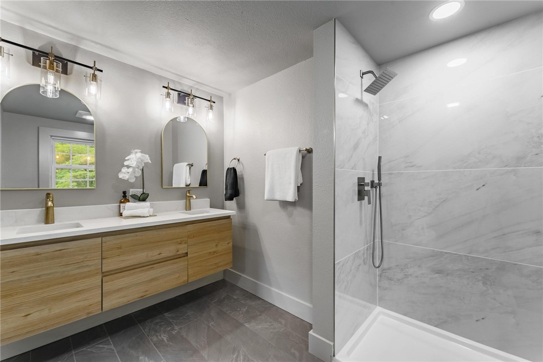 Fayetteville, Arkansas, 72704, United States, 5 Bedrooms Bedrooms, ,3 BathroomsBathrooms,Residential,For Sale,1805312