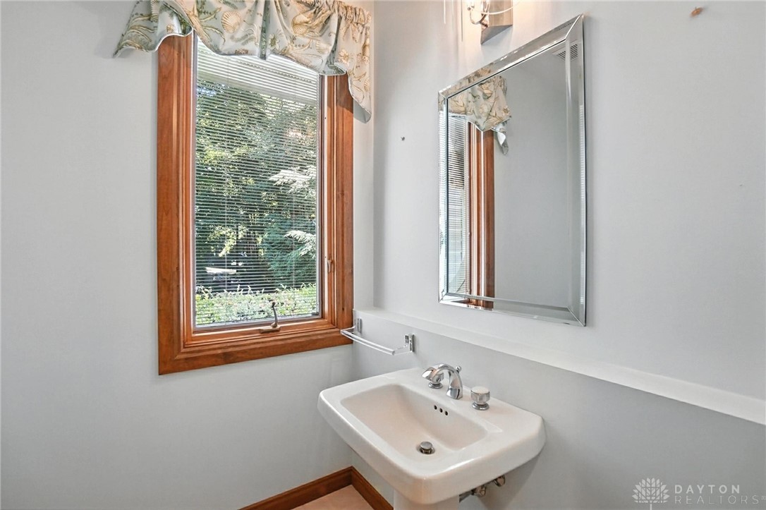 Sugarcreek Twp, Ohio, 45440, United States, 4 Bedrooms Bedrooms, ,5 BathroomsBathrooms,Residential,For Sale,1902150