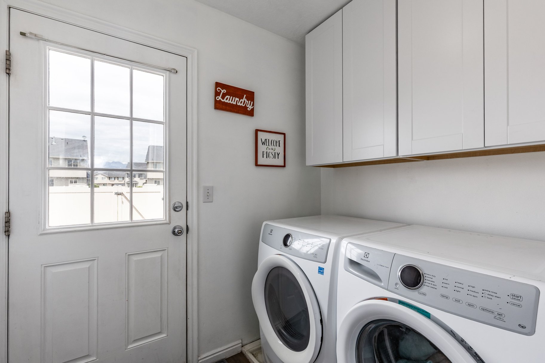  End Row Townhome in Highly Desired Location - 物件實景