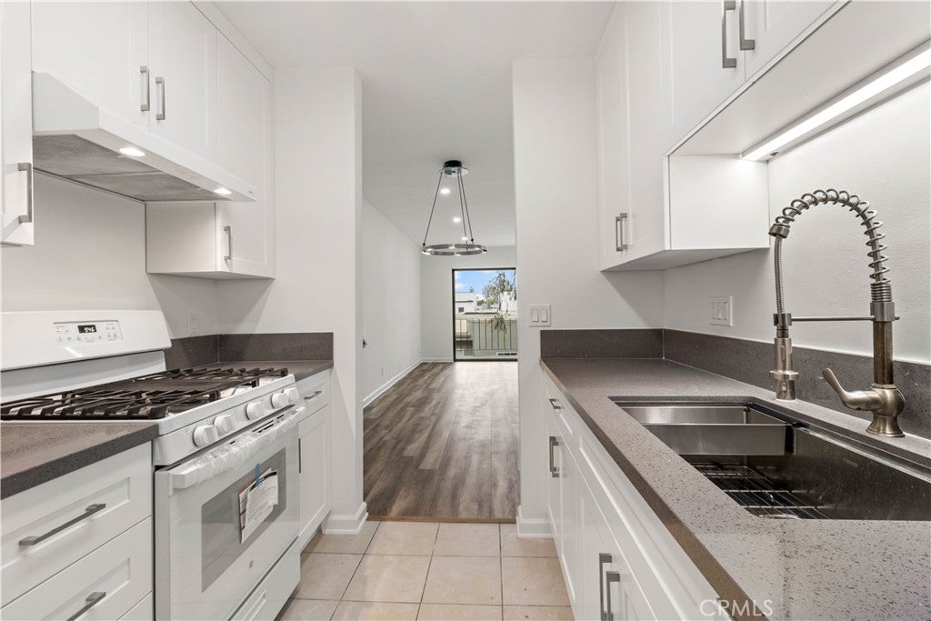 Sherman Oaks, California, 91411, United States, 2 Bedrooms Bedrooms, ,2 BathroomsBathrooms,Residential,For Sale,1847067
