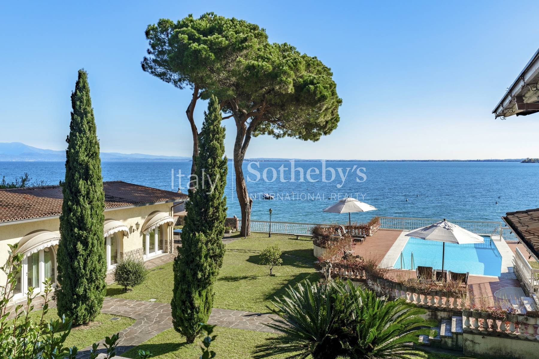  Prestigious lakefront estate with private boathouse and dock - 物件實景