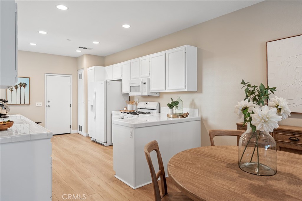 Aliso Viejo, California, 92656, United States, 2 Bedrooms Bedrooms, ,3 BathroomsBathrooms,Residential,For Sale,1989024