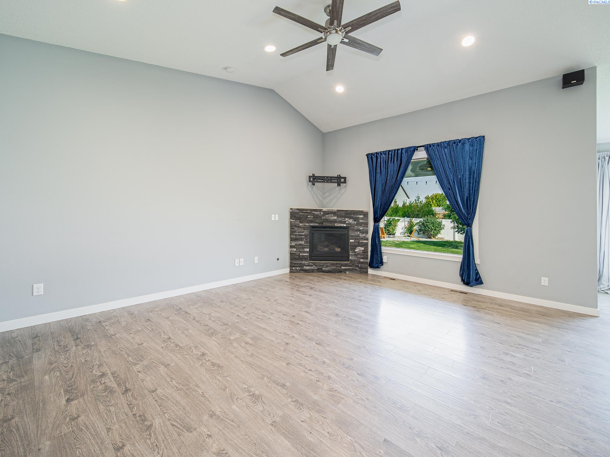 Pasco, Washington, 99301, United States, 4 Bedrooms Bedrooms, ,3 BathroomsBathrooms,Residential,For Sale,1933417