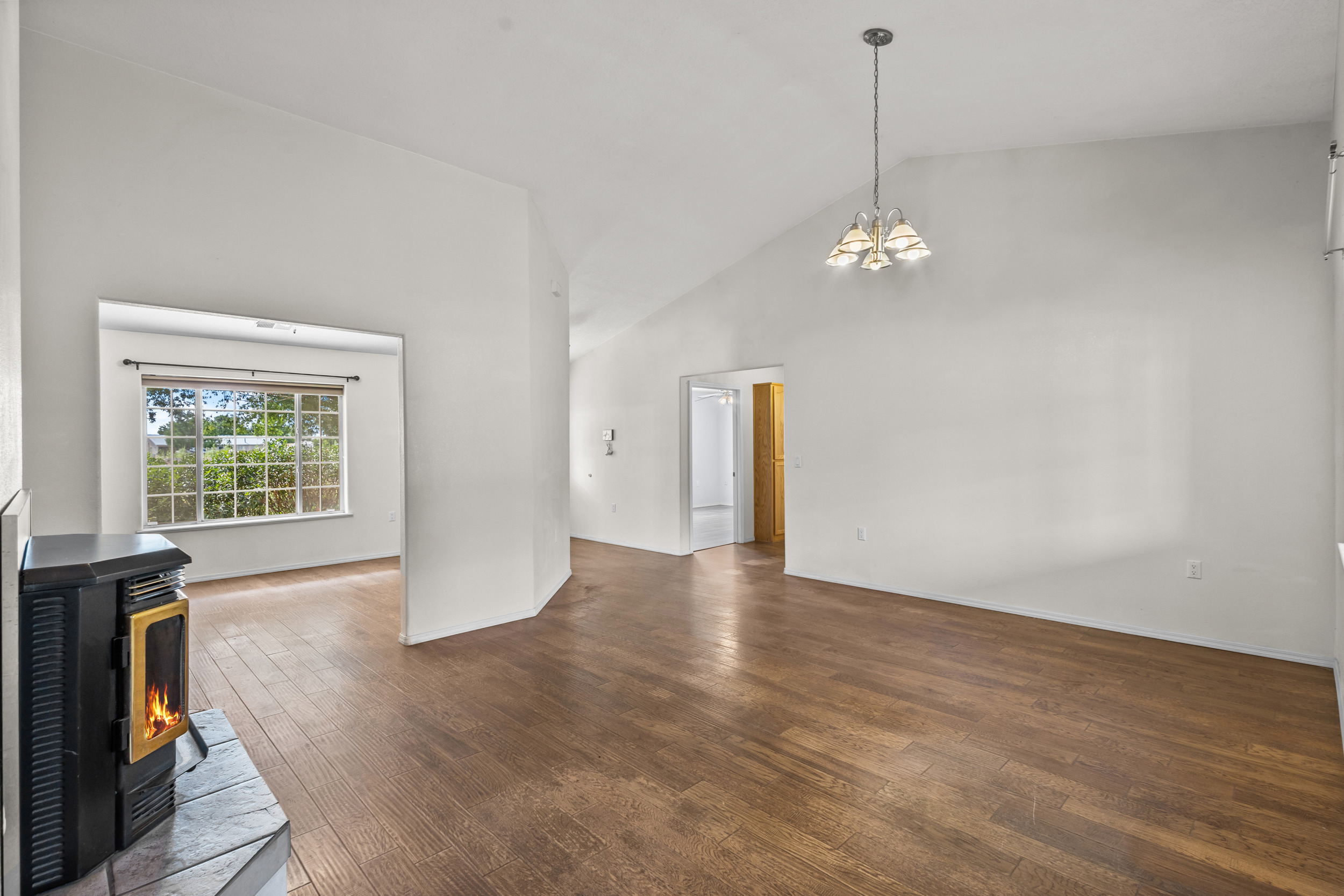 Belen, New Mexico, 87002, United States, 3 Bedrooms Bedrooms, ,2 BathroomsBathrooms,Residential,For Sale,1914205