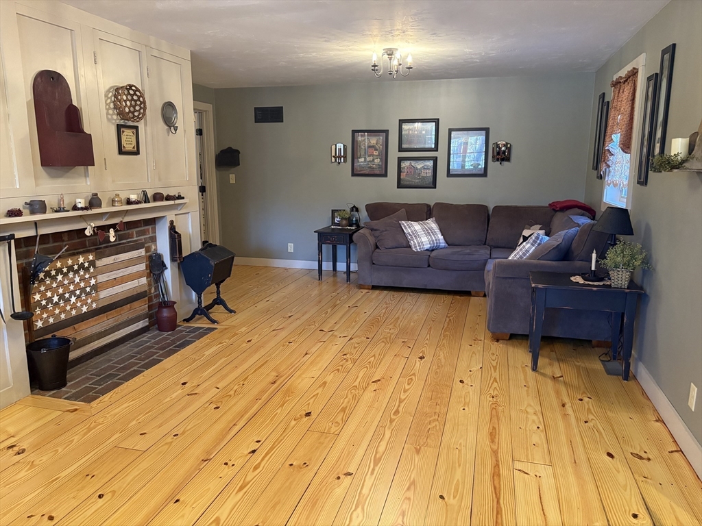 Northbridge, Massachusetts, 01588, United States, 4 Bedrooms Bedrooms, ,2 BathroomsBathrooms,Residential,For Sale,2015326