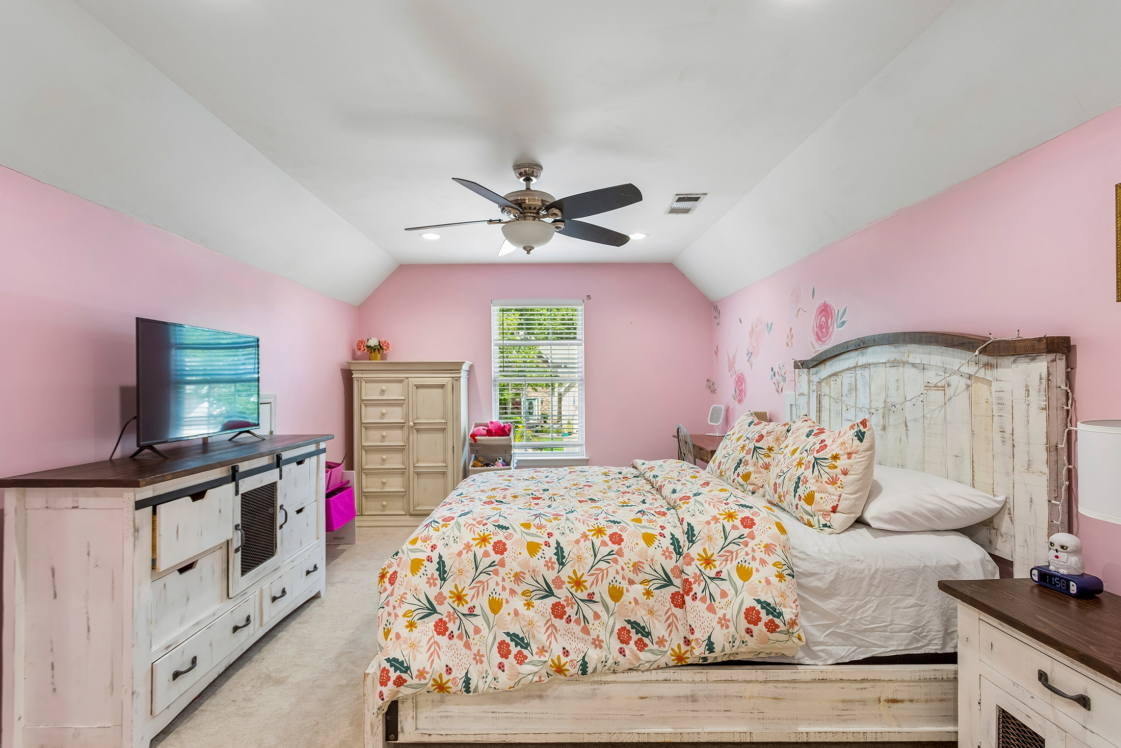  Beautifully Updated and Move-in Ready Four Bedroom Home - 物件實景
