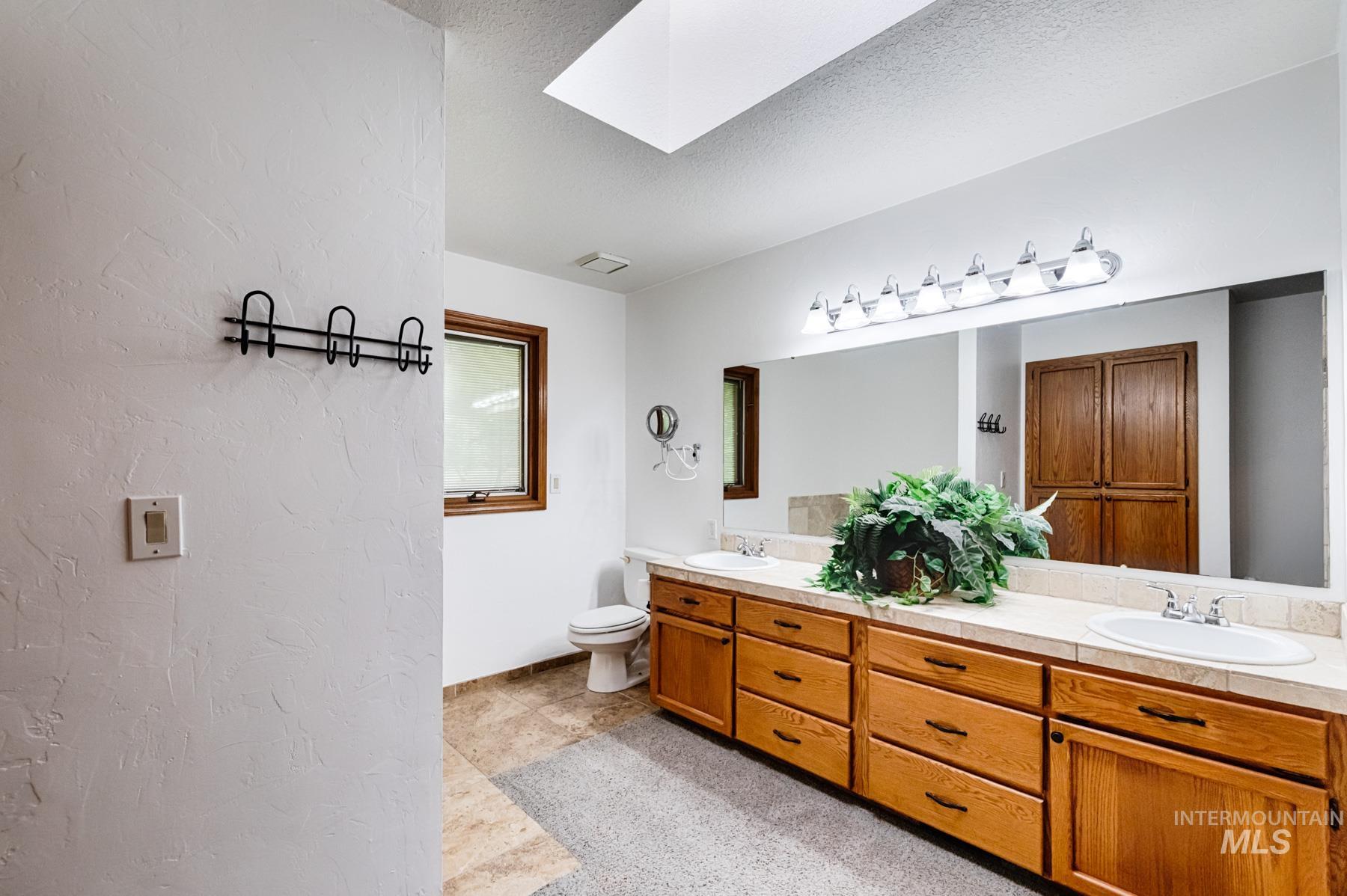 Kuna, Idaho, 83634, United States, 6 Bedrooms Bedrooms, ,4 BathroomsBathrooms,Residential,For Sale,1950984