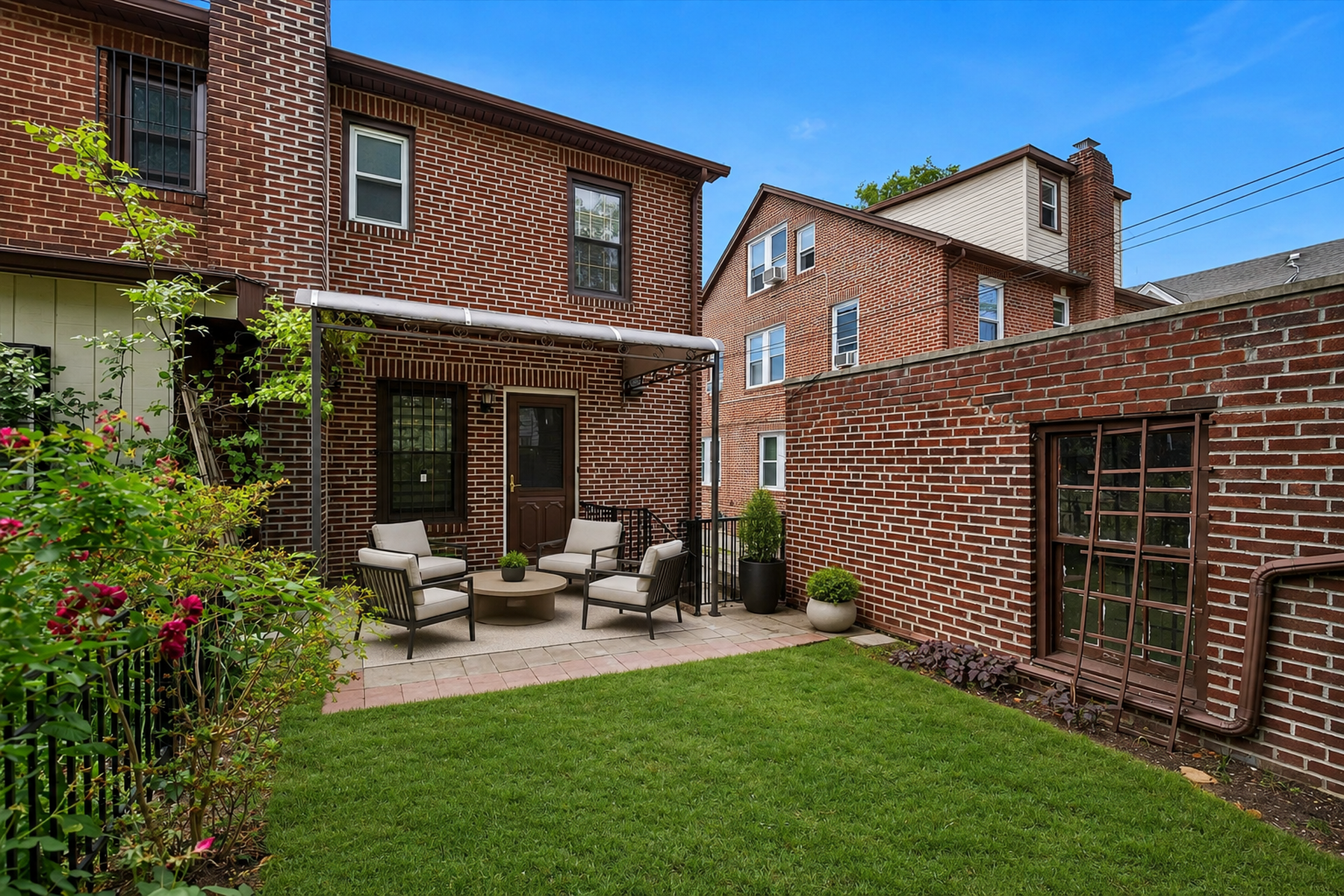  ?REMARKABLY RENOVATED SEMI DETACHED HOME IN FOREST HILLS HILLS? - 物件實景