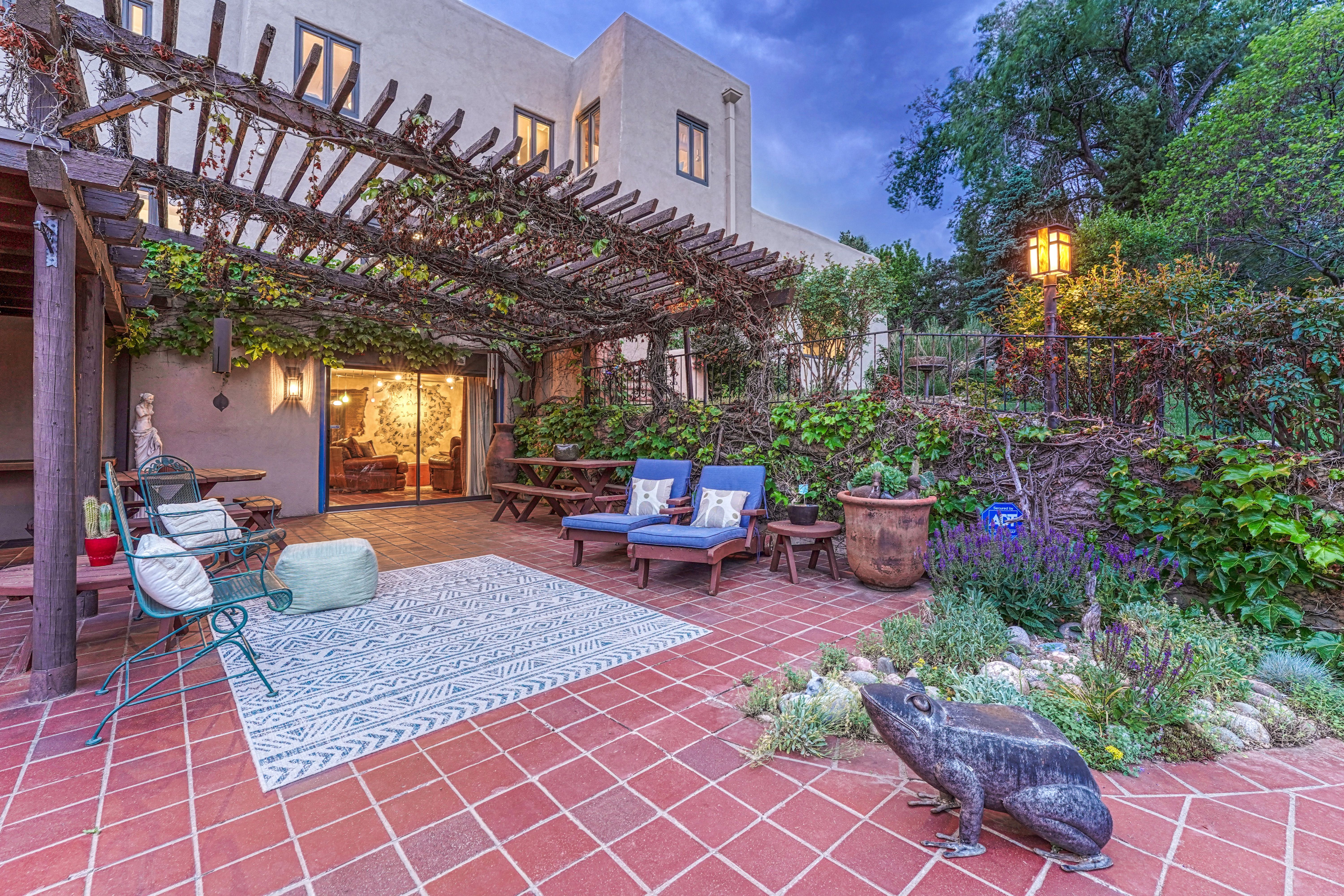  Introducing the Harold Florman House, a Rare and Authentic 1939 Pueblo Revival - 物件實景