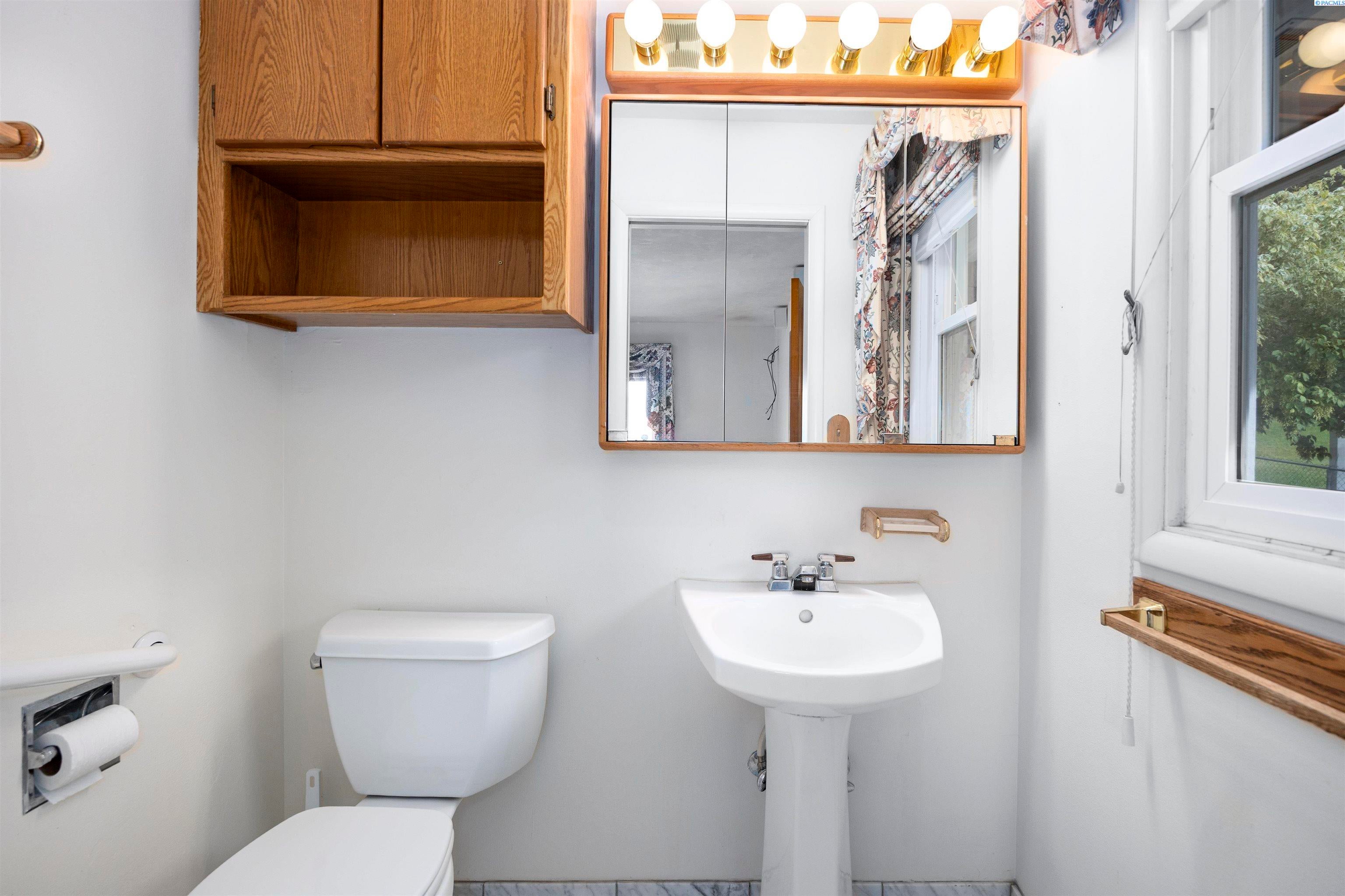 Sunnyside, Washington, 98944, United States, 3 Bedrooms Bedrooms, ,3 BathroomsBathrooms,Residential,For Sale,1973800