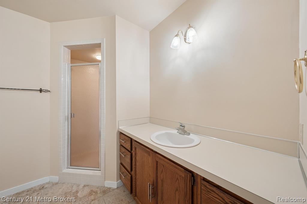 Grand Blanc, Michigan, 48439, United States, 3 Bedrooms Bedrooms, ,5 BathroomsBathrooms,Residential,For Sale,1986103