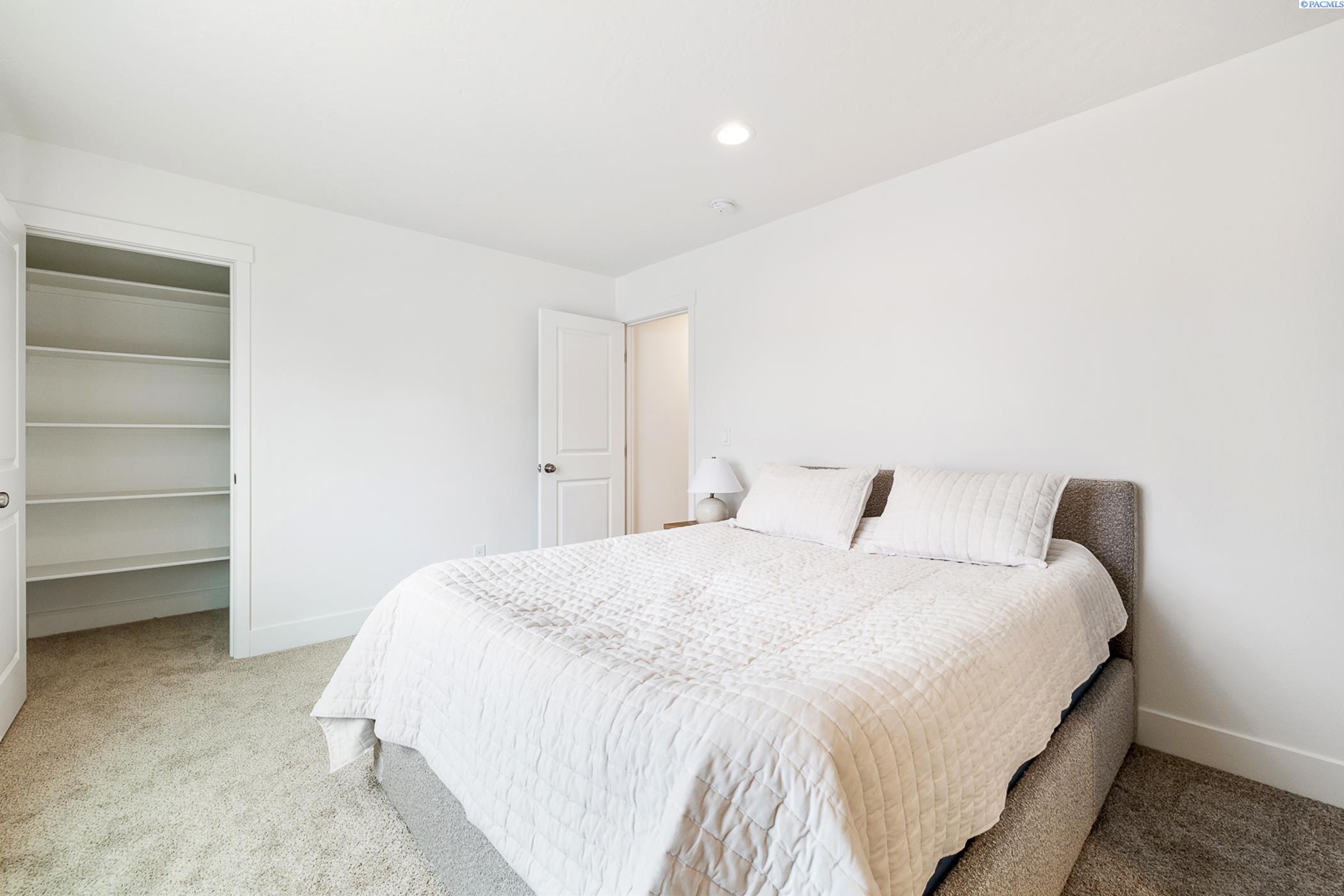 Kennewick, Washington, 99337, United States, 5 Bedrooms Bedrooms, ,Residential,For Sale,1940850