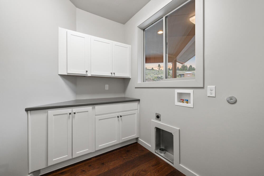 Klamath Falls, Oregon, 97601, United States, 3 Bedrooms Bedrooms, ,4 BathroomsBathrooms,Residential,For Sale,1794380