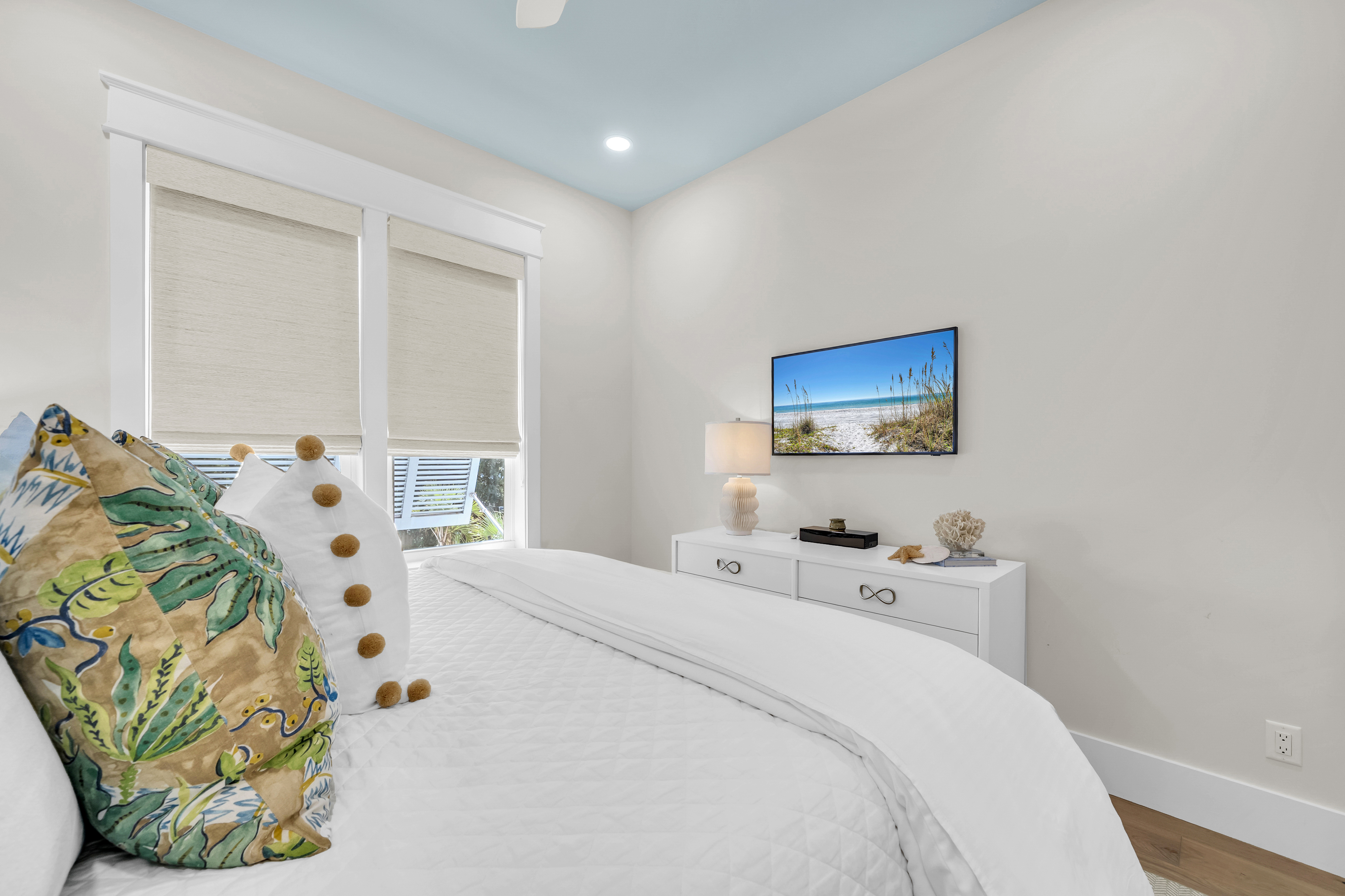  Custom Coastal Home With Private Pool And Expansive Outdoor Living - 物件實景