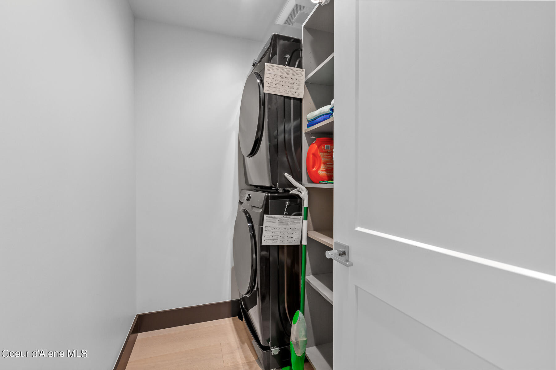 Coeur d'Alene, Idaho, 83814, United States, 4 Bedrooms Bedrooms, ,1 BathroomBathrooms,Residential,For Sale,1975946