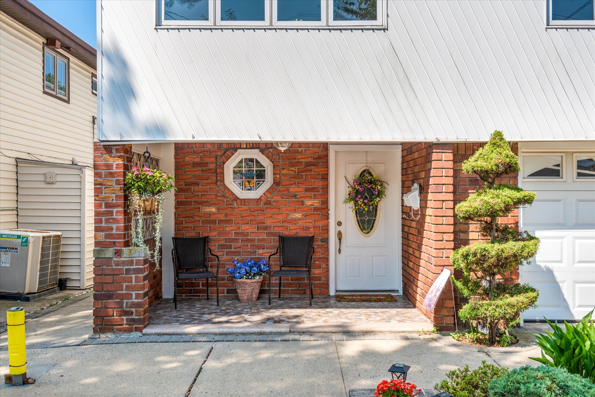 Howard Beach, New York, 11414, United States, 4 Bedrooms Bedrooms, ,2 BathroomsBathrooms,Residential,For Sale,1916184
