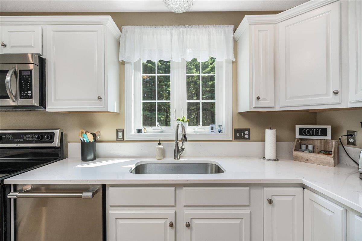Bedford, New Hampshire, 03110, United States, 4 Bedrooms Bedrooms, ,3 BathroomsBathrooms,Residential,For Sale,1940392