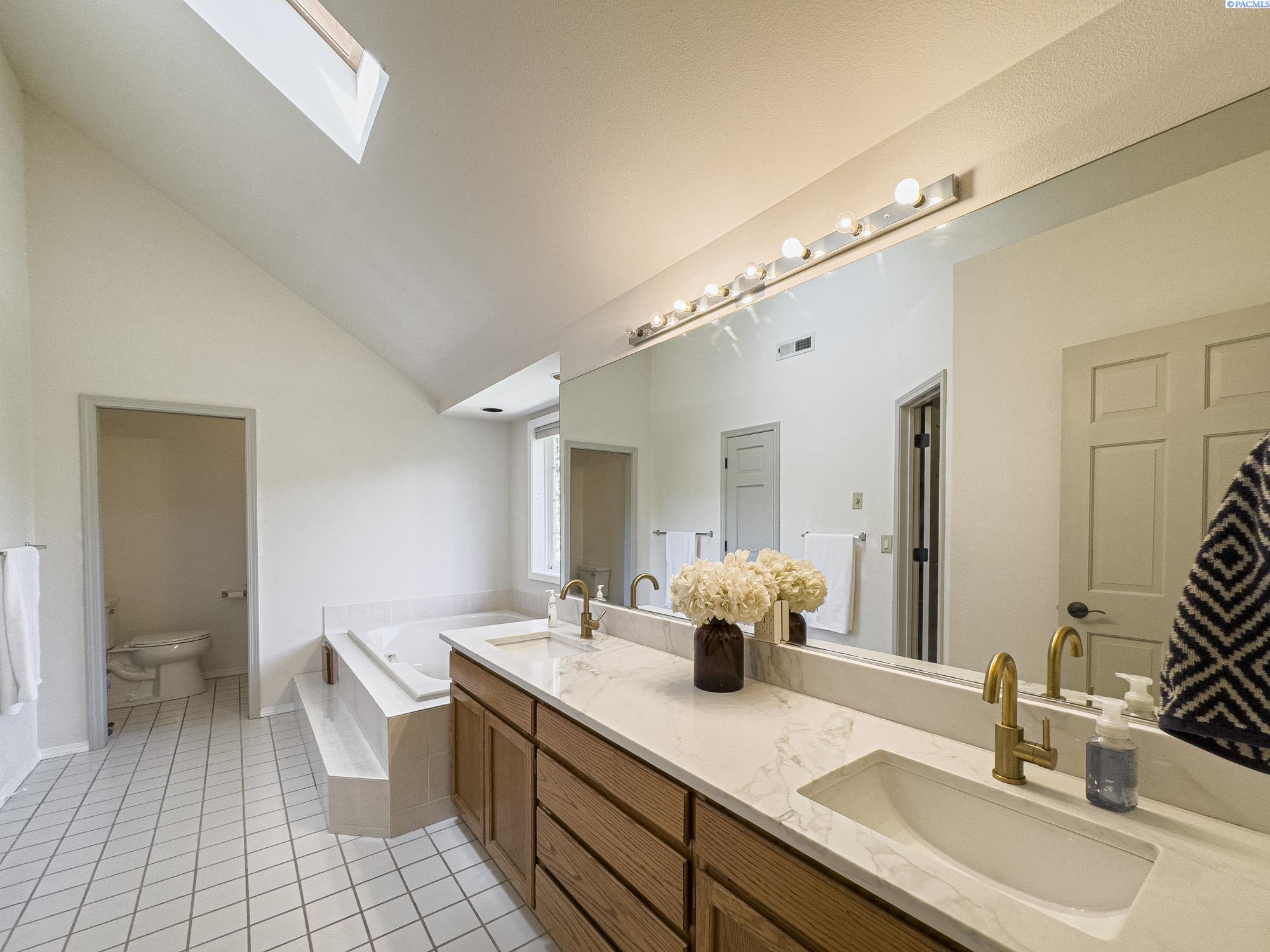 Richland, Washington, 99352, United States, 5 Bedrooms Bedrooms, ,4 BathroomsBathrooms,Residential,For Sale,1927234