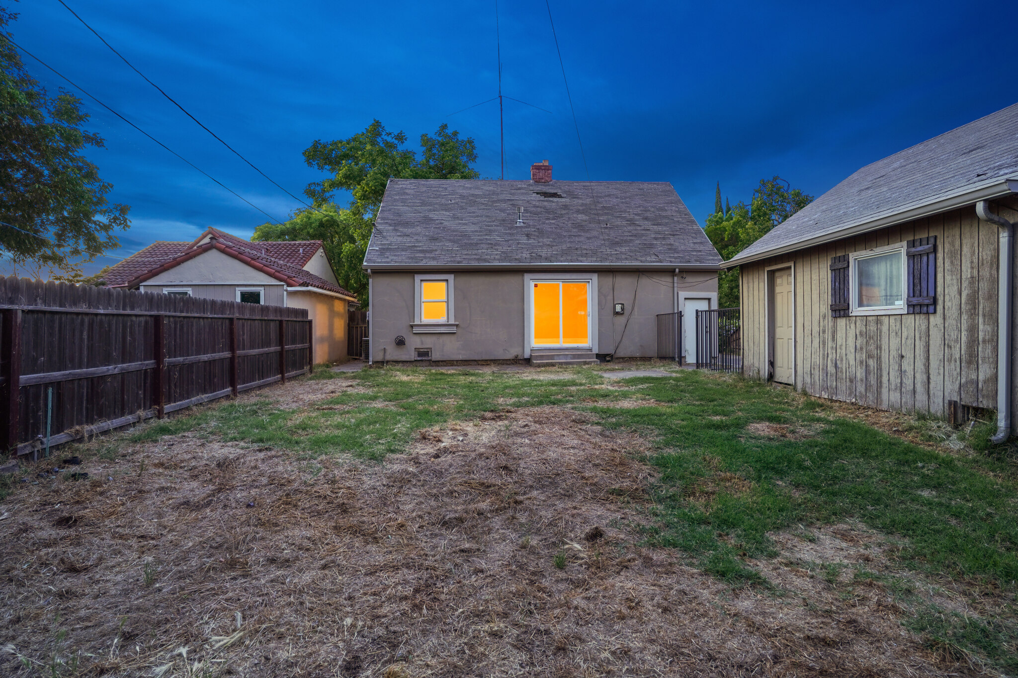  1670 W Poplar St. - 物件實景