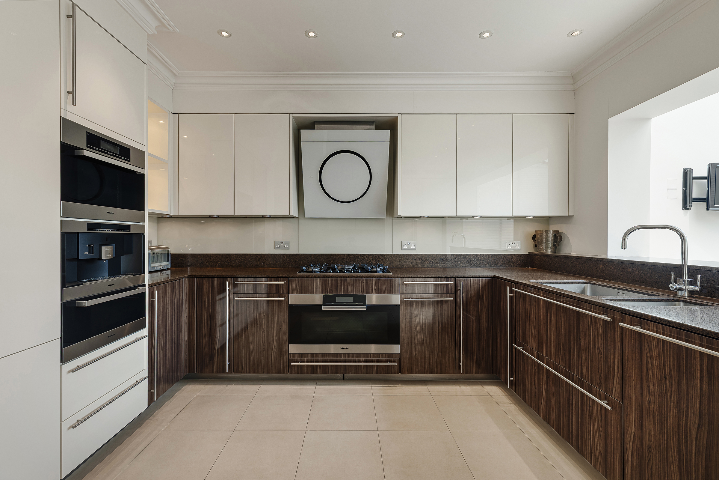  A Grand Triplex Apartment Overlooking Regent