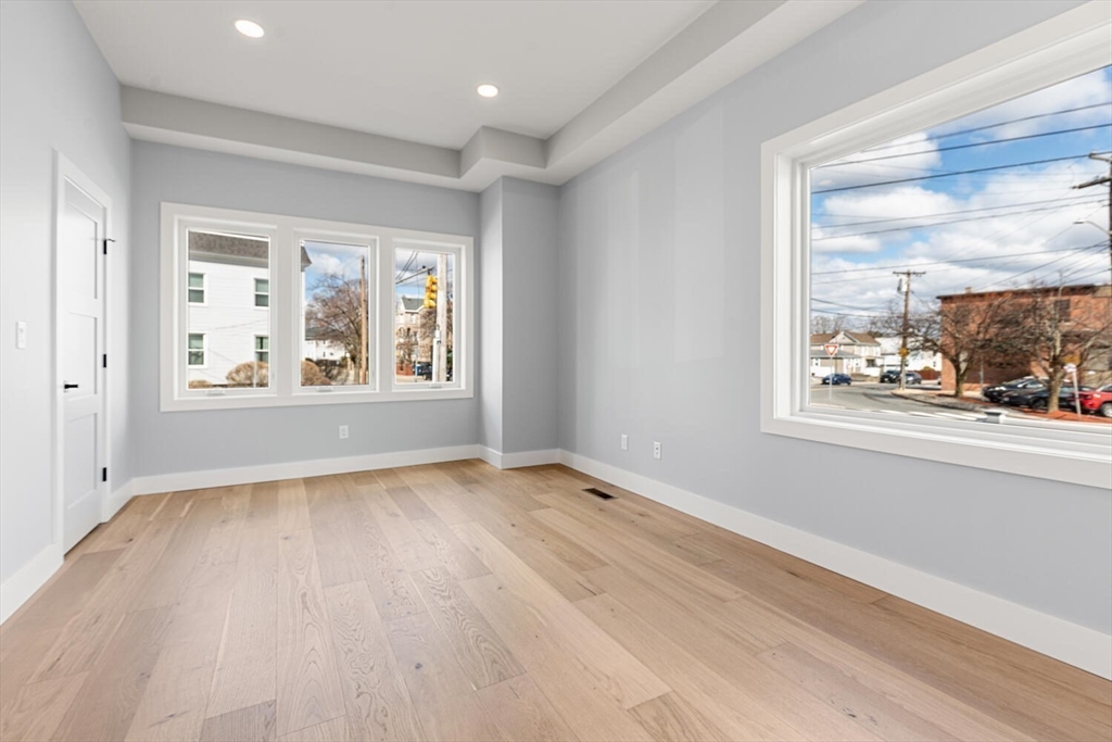 Waltham, Massachusetts, 02453, United States, 4 Bedrooms Bedrooms, ,4 BathroomsBathrooms,Residential,For Sale,1906514