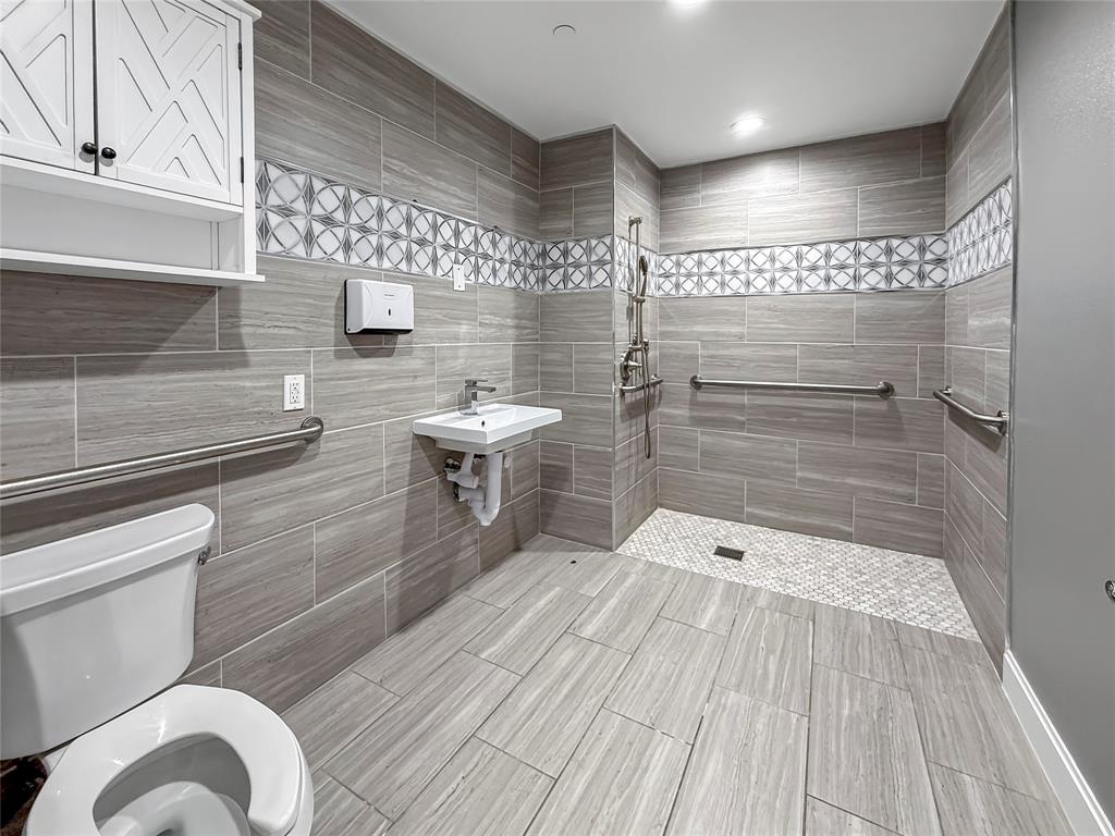 Garland, Texas, 75041, United States, 8 Bedrooms Bedrooms, ,4 BathroomsBathrooms,Residential,For Sale,2003441