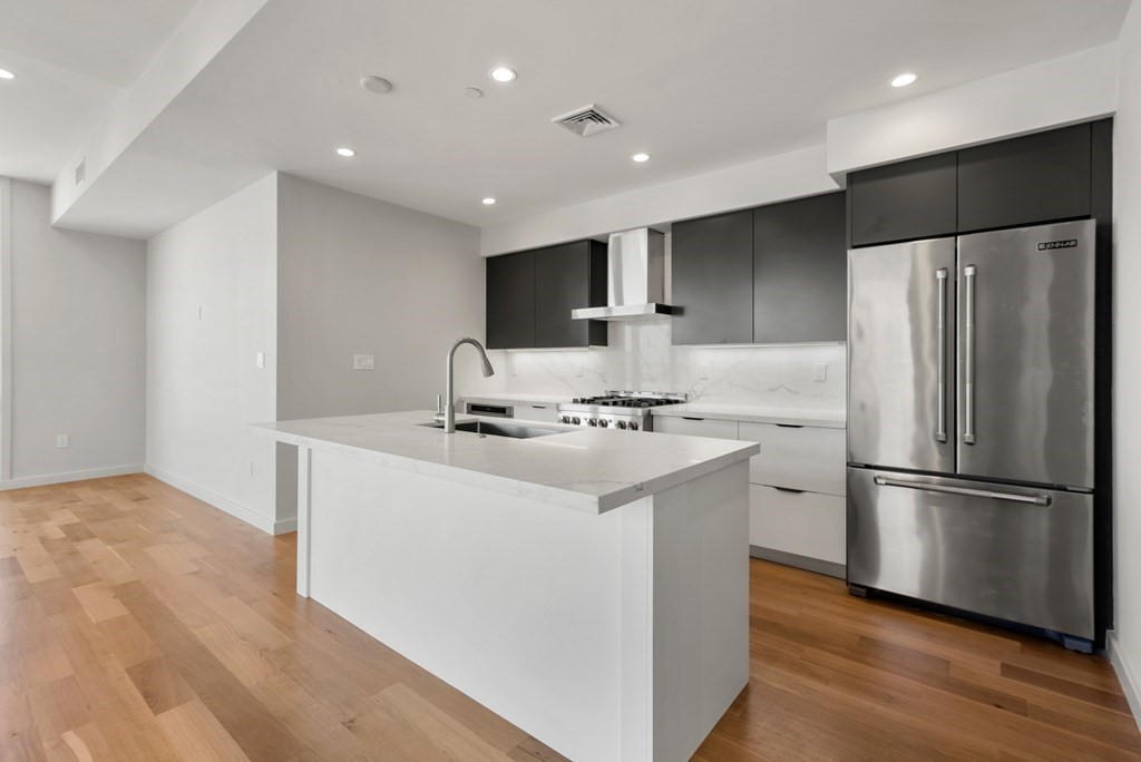 Boston, Massachusetts, 02127, United States, 2 Bedrooms Bedrooms, ,2 BathroomsBathrooms,Residential,For Sale,1916943
