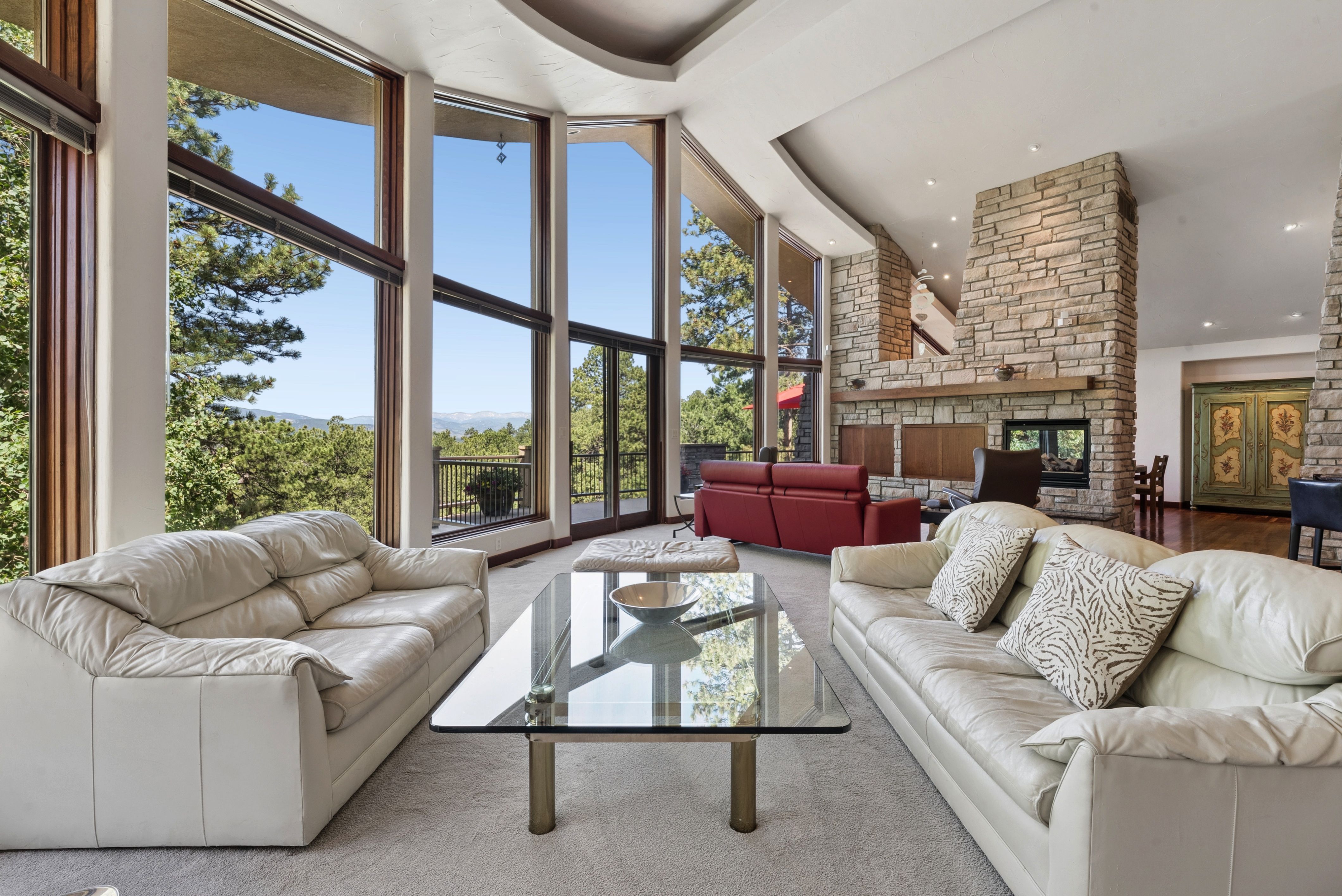  Custom Built on Over Five Acres - 物件實景