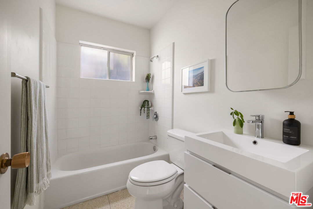 Glendale, California, 91207, United States, 3 Bedrooms Bedrooms, ,3 BathroomsBathrooms,Residential,For Sale,1987777