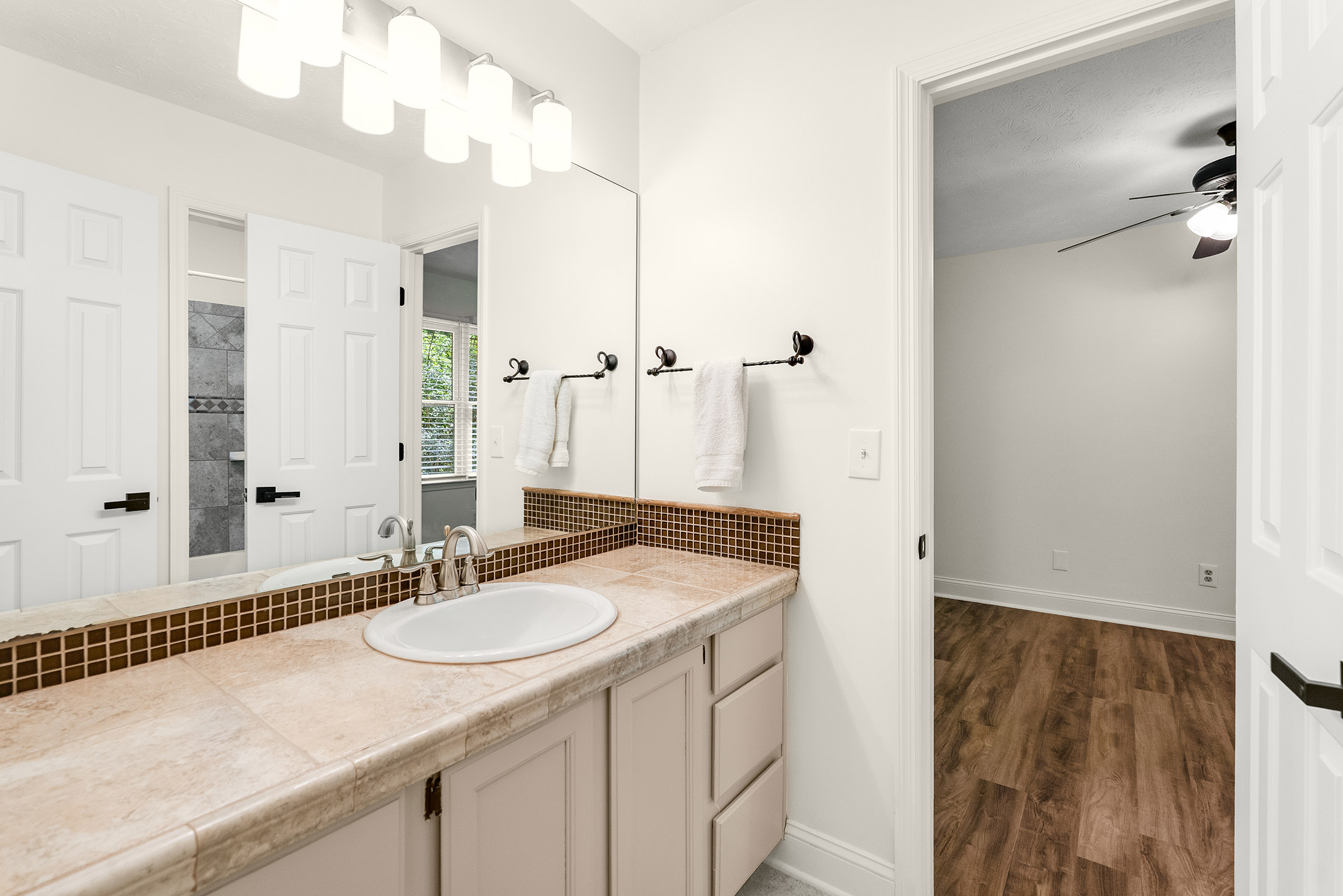  Exceptional Value in Mannings Ridge with Major Updates Throughout - 物件實景