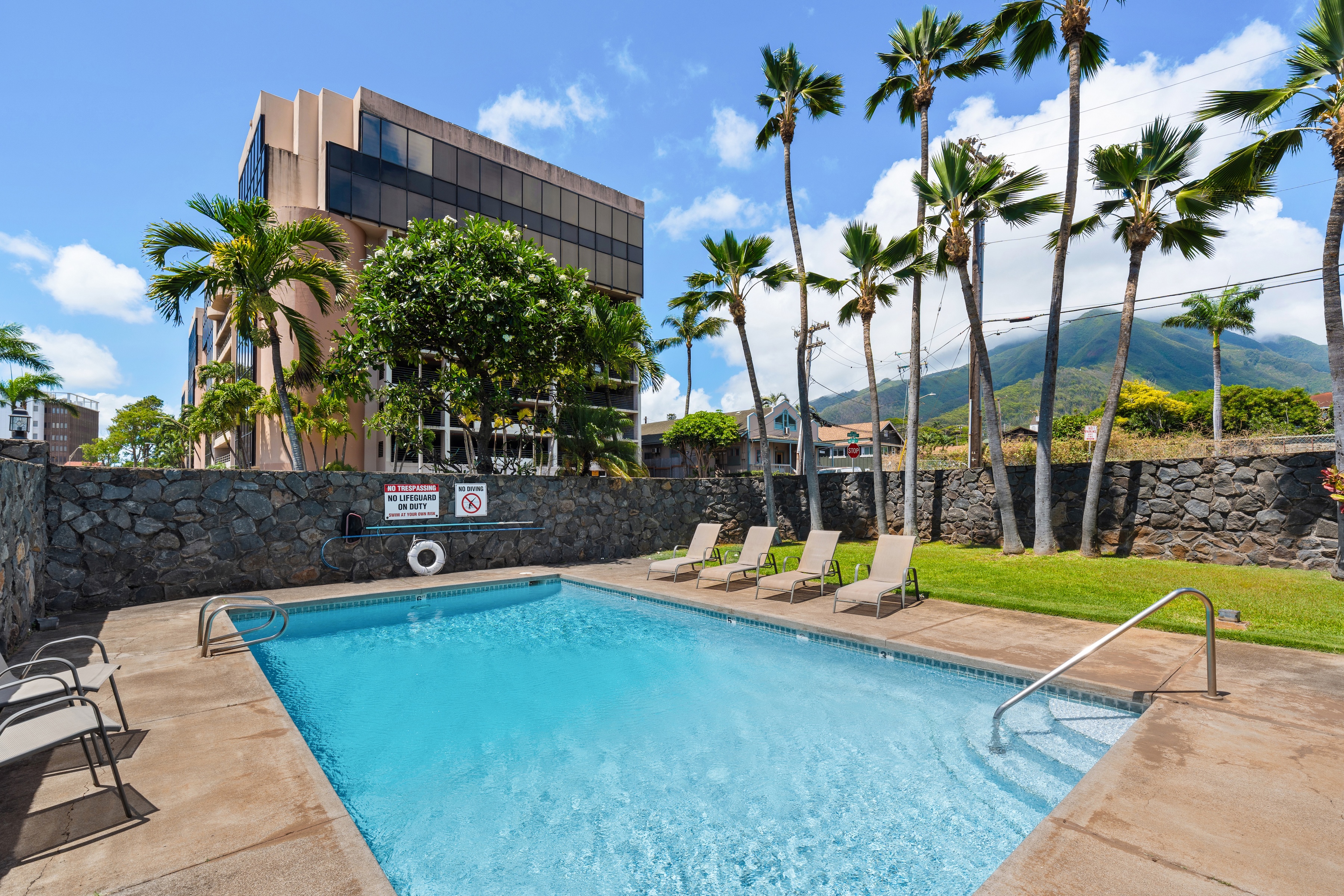  Centrally Located Living with Vaulted Ceilings and Views - 物件實景