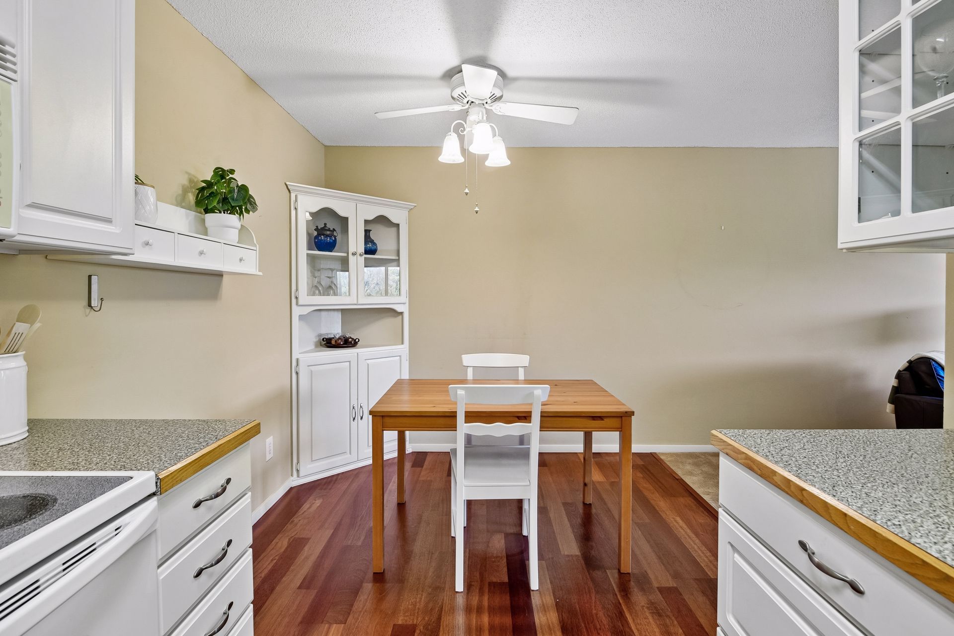  Second-Floor Wayzata Villas Condo with Beautiful Pond Views - 物件實景