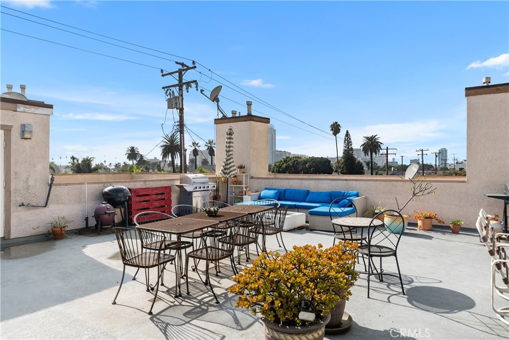 Long Beach, California, 90802, United States, 2 Bedrooms Bedrooms, ,2 BathroomsBathrooms,Residential,For Sale,1991408