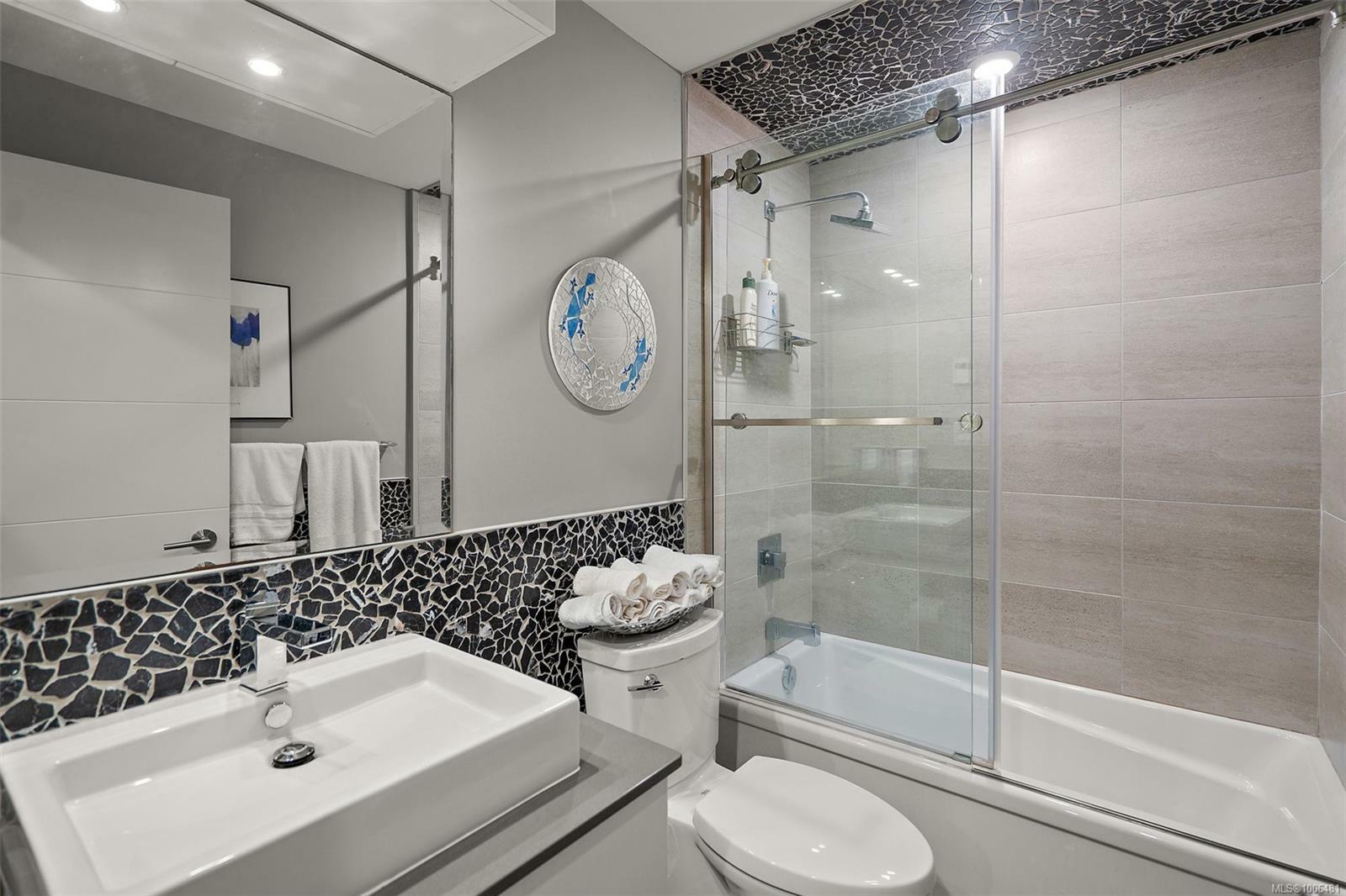 VICTORIA, British Columbia, V8V 1R5, CA, 2 Bedrooms Bedrooms, ,Residential,For Sale,1885284