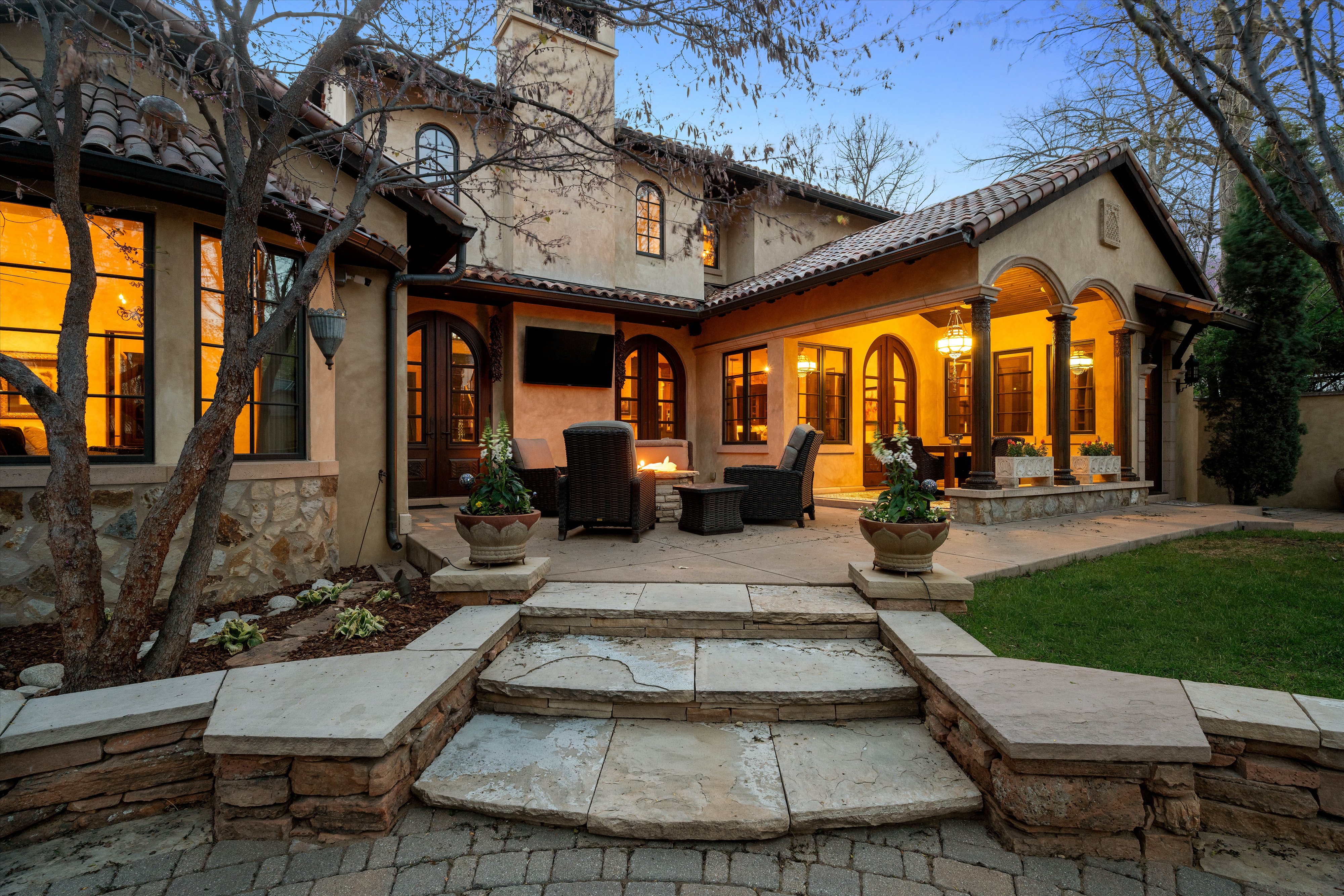  Rare Spanish Colonial Revival Home in One of Observatory Park - 物件實景
