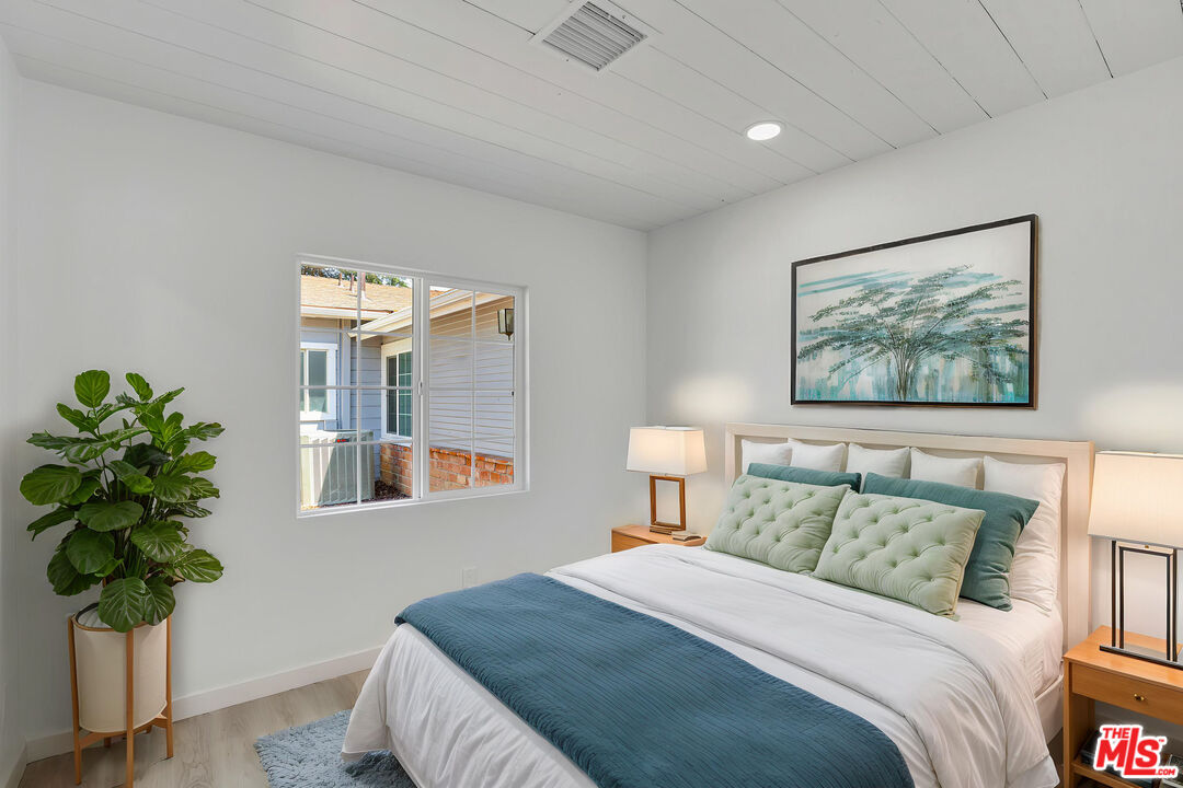 Reseda, California, 91335, United States, 10 Bedrooms Bedrooms, ,Residential,For Sale,1906500