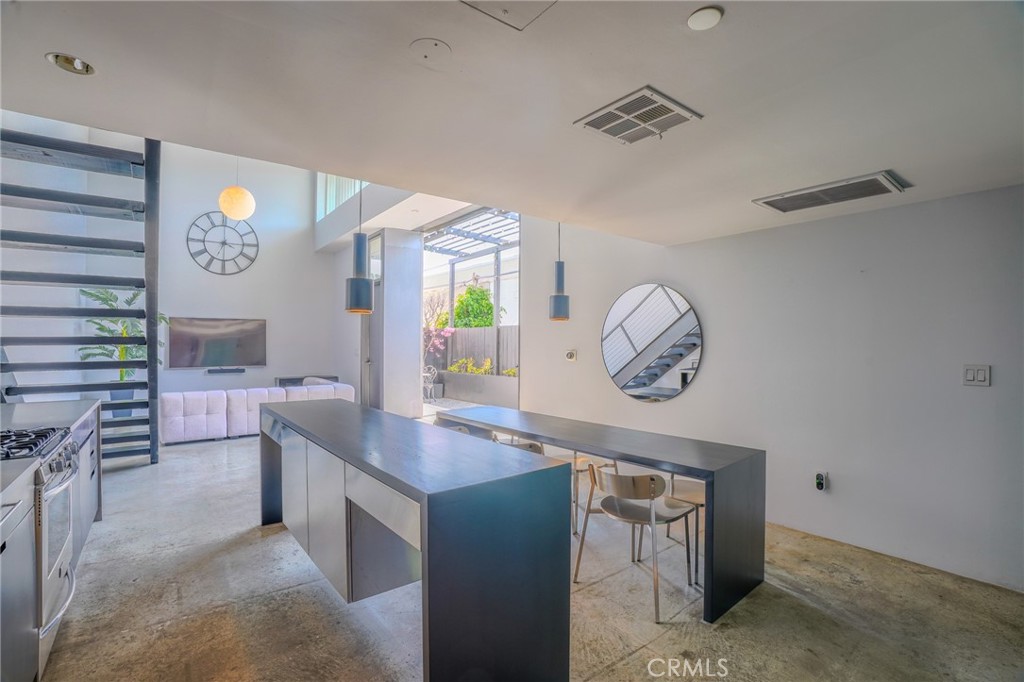 West Hollywood, California, 90046, United States, 1 Bedroom Bedrooms, ,2 BathroomsBathrooms,Residential,For Sale,1913666