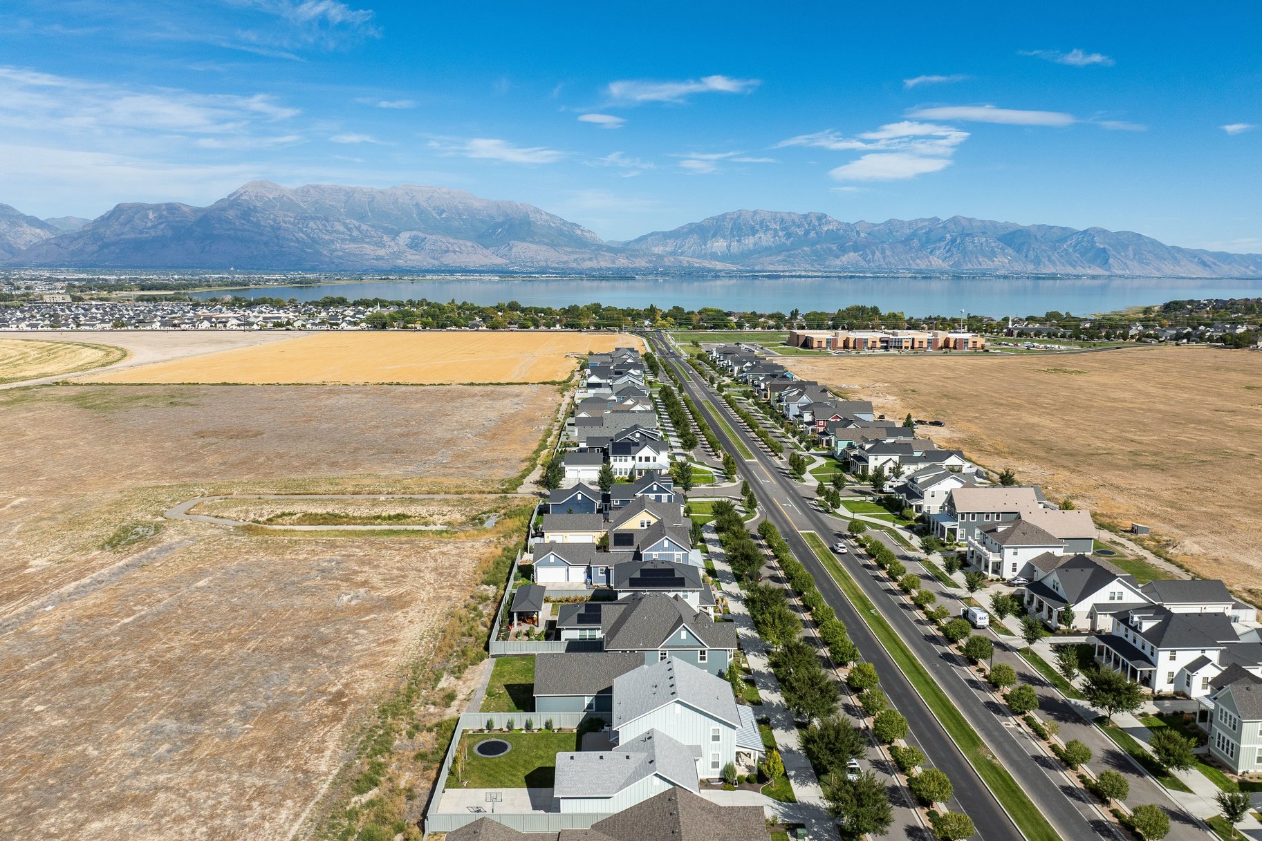  Impeccably Maintained Home with Mountain Views & Four-Car Garage - 物件實景