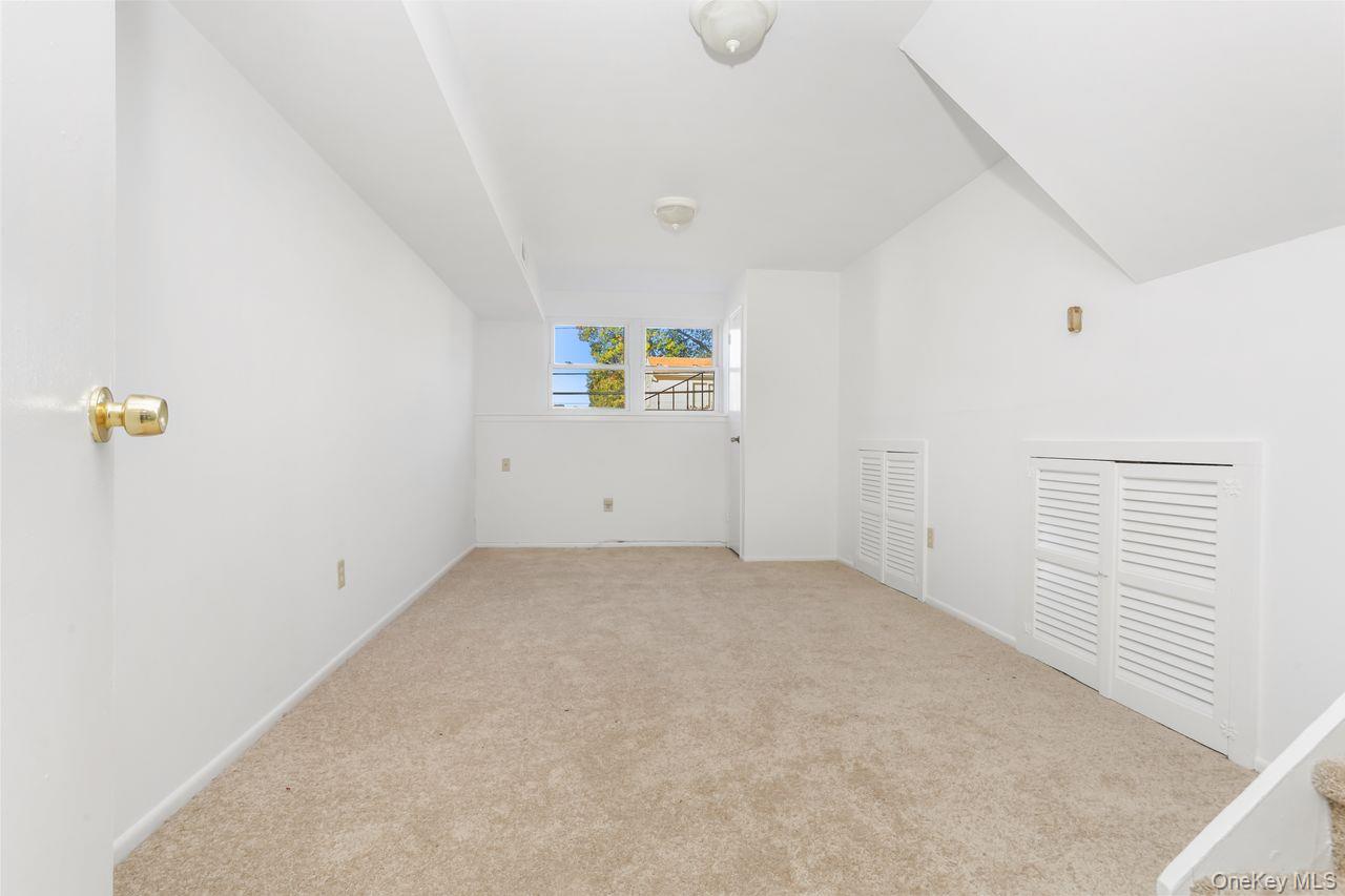 Yonkers, New York, 10710, United States, 4 Bedrooms Bedrooms, ,2 BathroomsBathrooms,Residential,For Sale,1991098