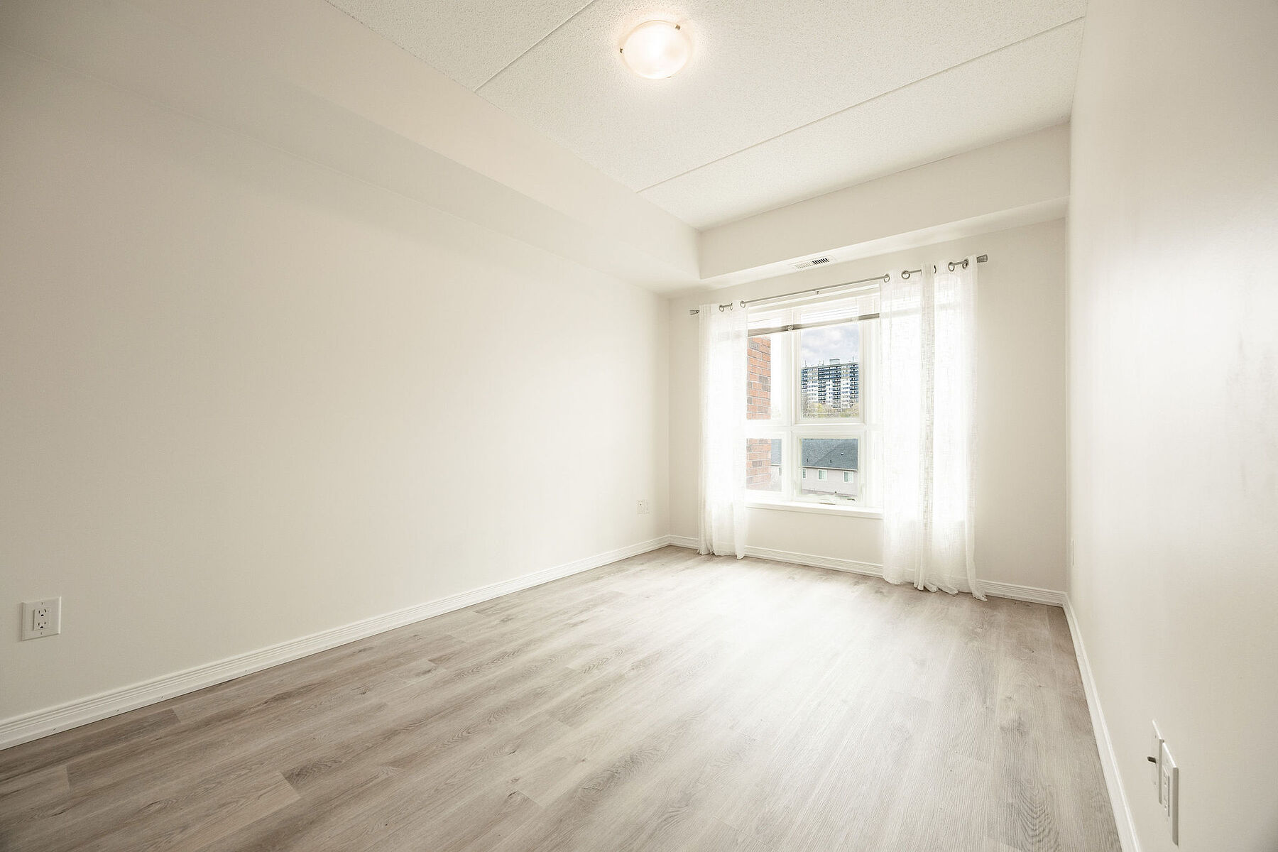 Open Concept Living Space - 物件實景
