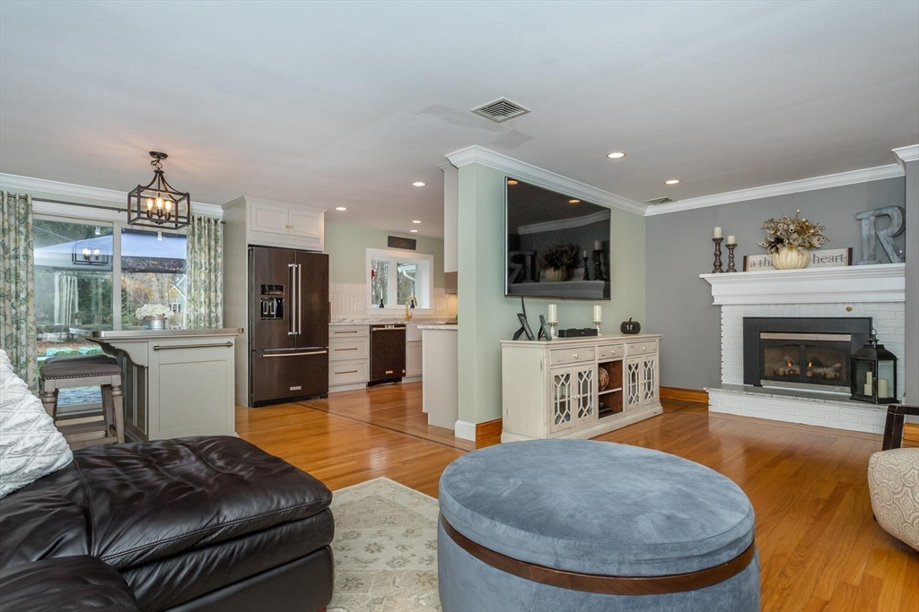 Mansfield, Massachusetts, 02048, United States, 3 Bedrooms Bedrooms, ,2 BathroomsBathrooms,Residential,For Sale,1991006