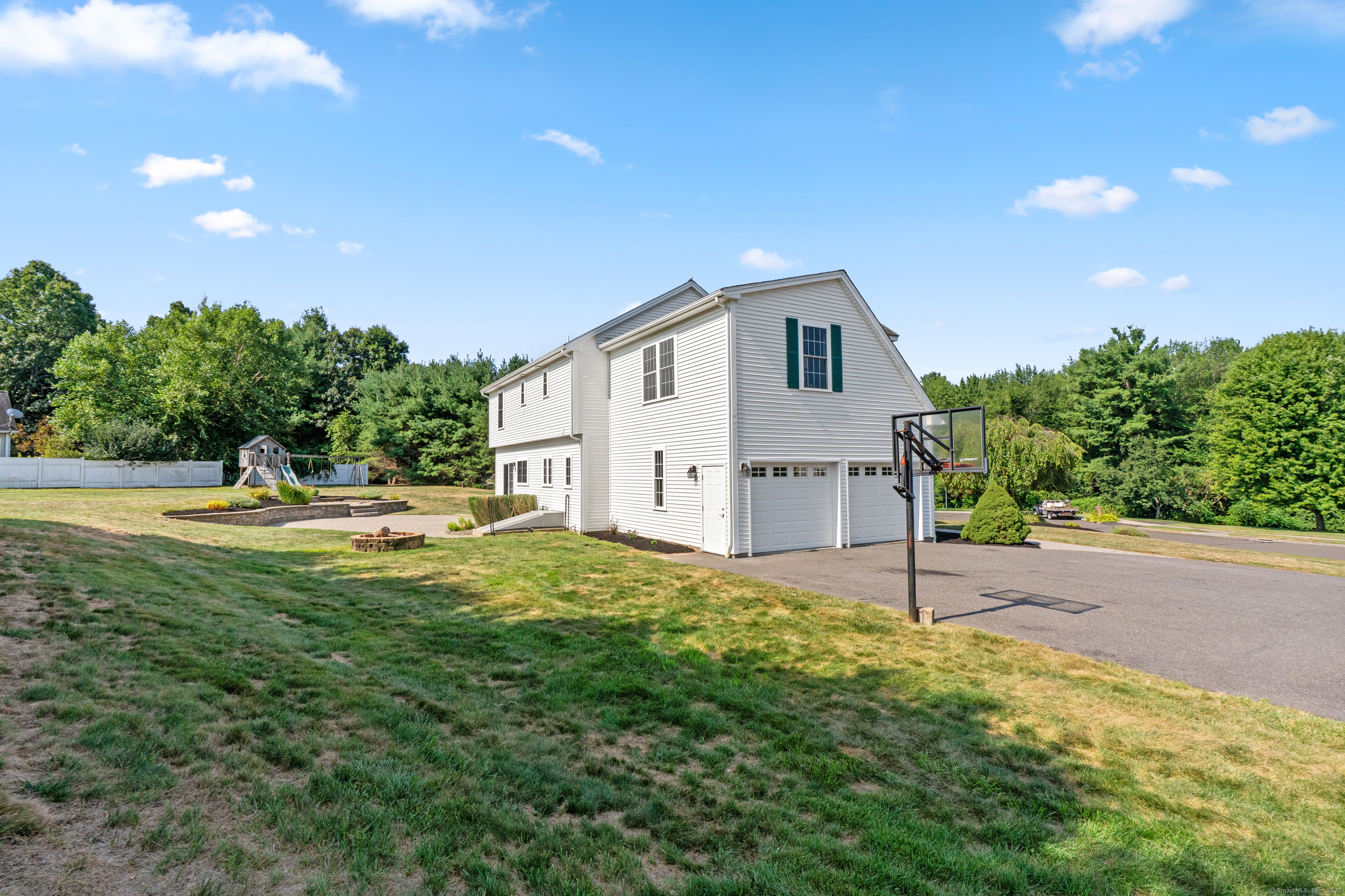 Manchester, Connecticut, 06040, United States, 4 Bedrooms Bedrooms, ,3 BathroomsBathrooms,Residential,For Sale,1919833
