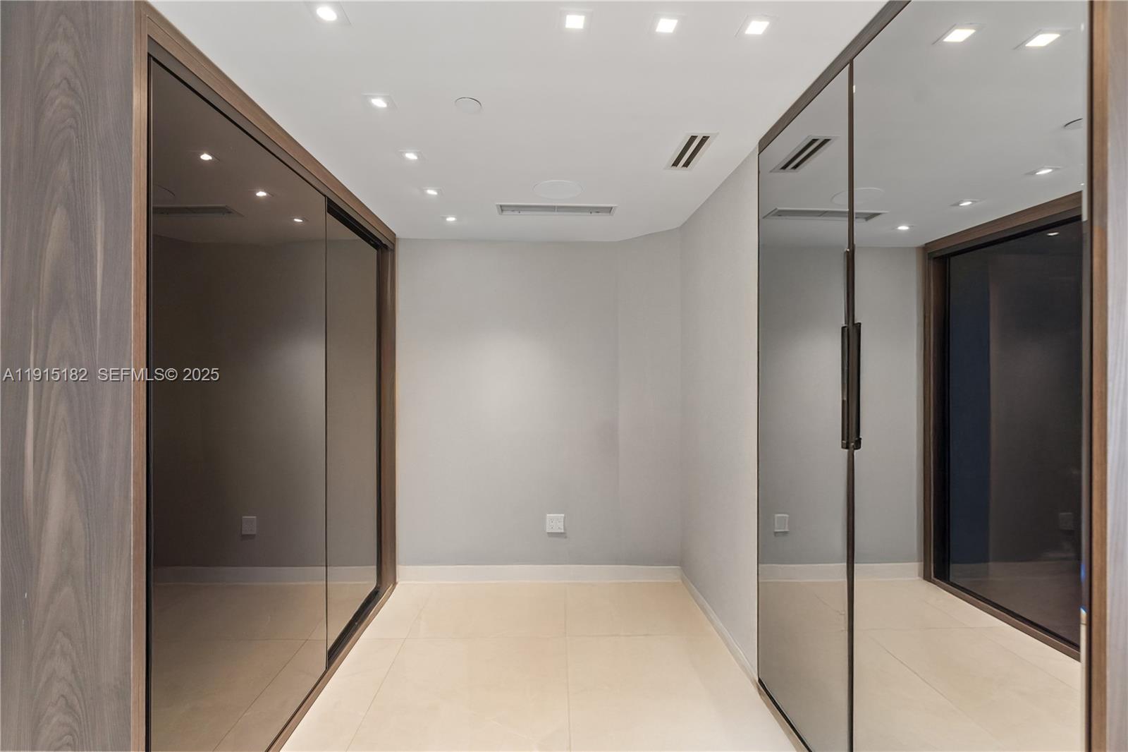 Miami Beach, Florida, 33140, United States, 5 Bedrooms Bedrooms, ,5 BathroomsBathrooms,Residential,For Sale,1997515