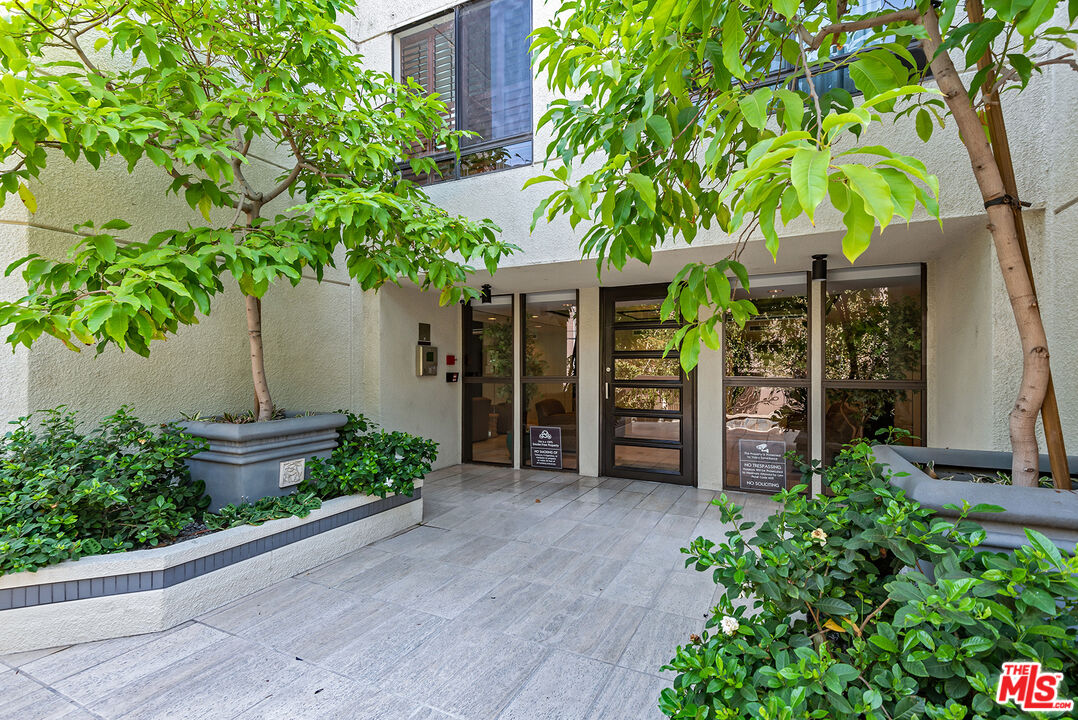 West Hollywood, California, 90069, United States, 2 Bedrooms Bedrooms, ,3 BathroomsBathrooms,Residential,For Sale,1898425