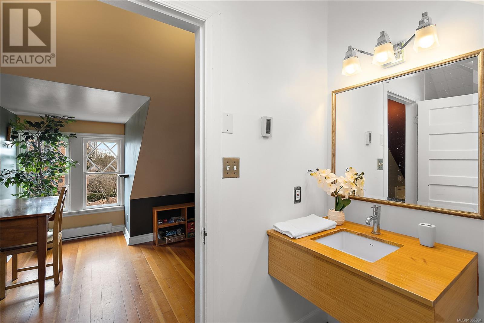 ESQUIMALT, British Columbia, V9A 5A9, CA, 2 Bedrooms Bedrooms, ,1 BathroomBathrooms,Residential,For Sale,1948185