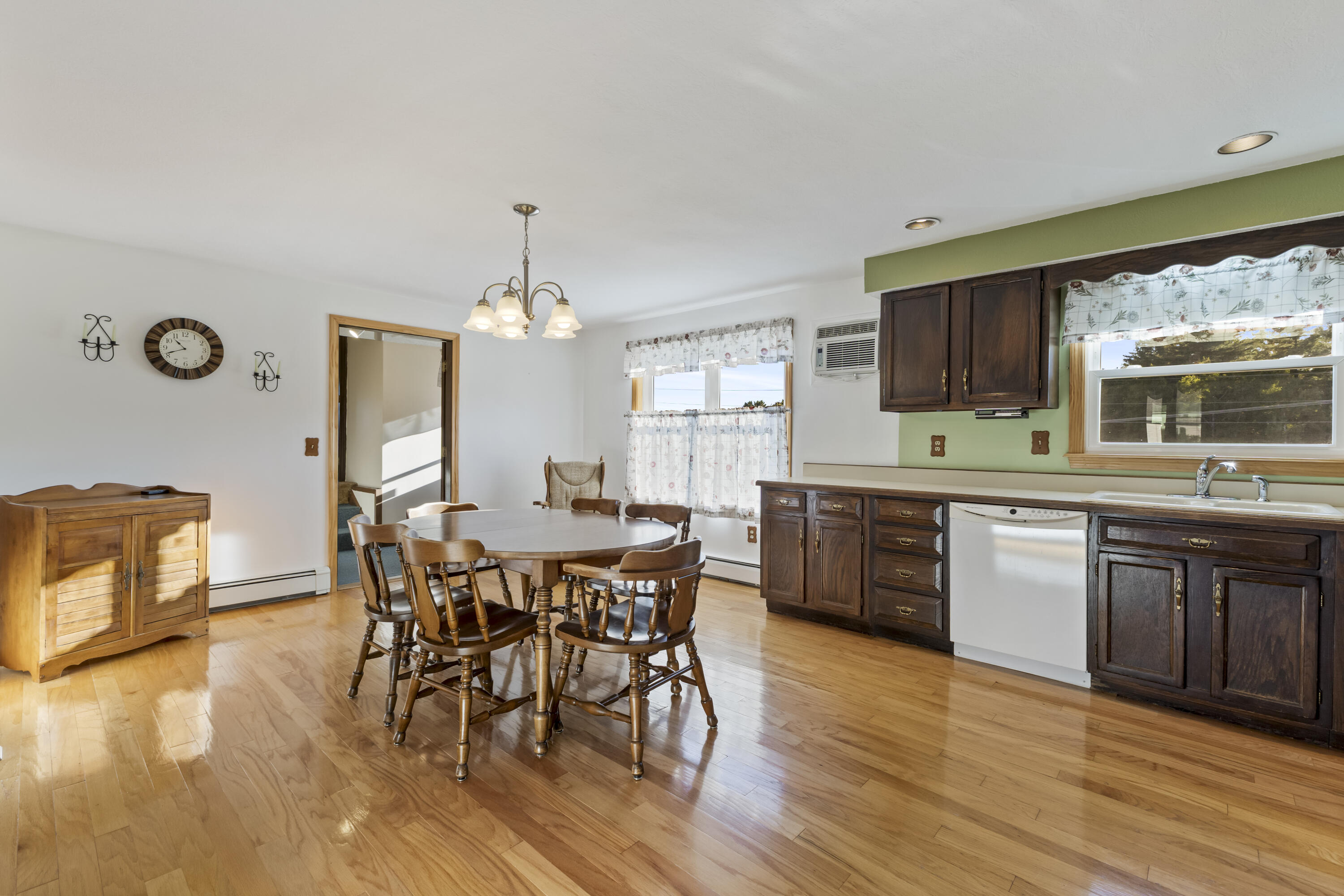 Saco, Maine, 04072, United States, 5 Bedrooms Bedrooms, ,2 BathroomsBathrooms,Residential,For Sale,1960704