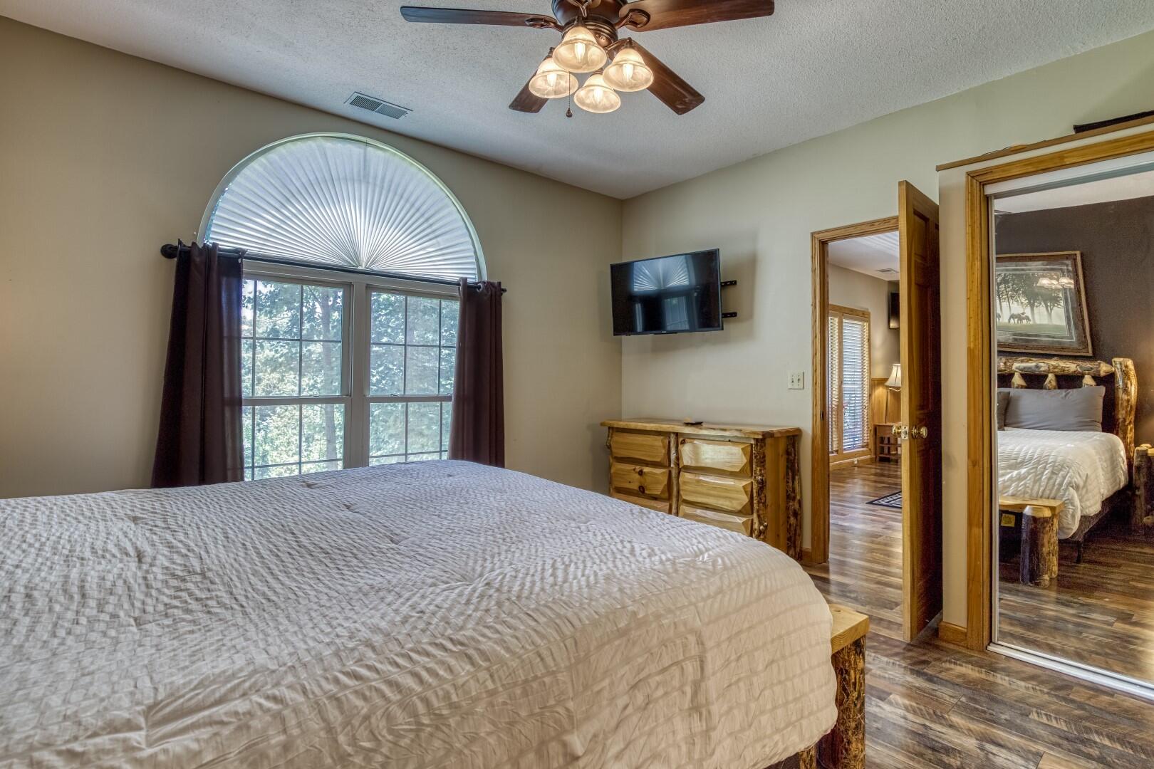 Gatlinburg, Tennessee, 37738, United States, 2 Bedrooms Bedrooms, ,3 BathroomsBathrooms,Residential,For Sale,1931589