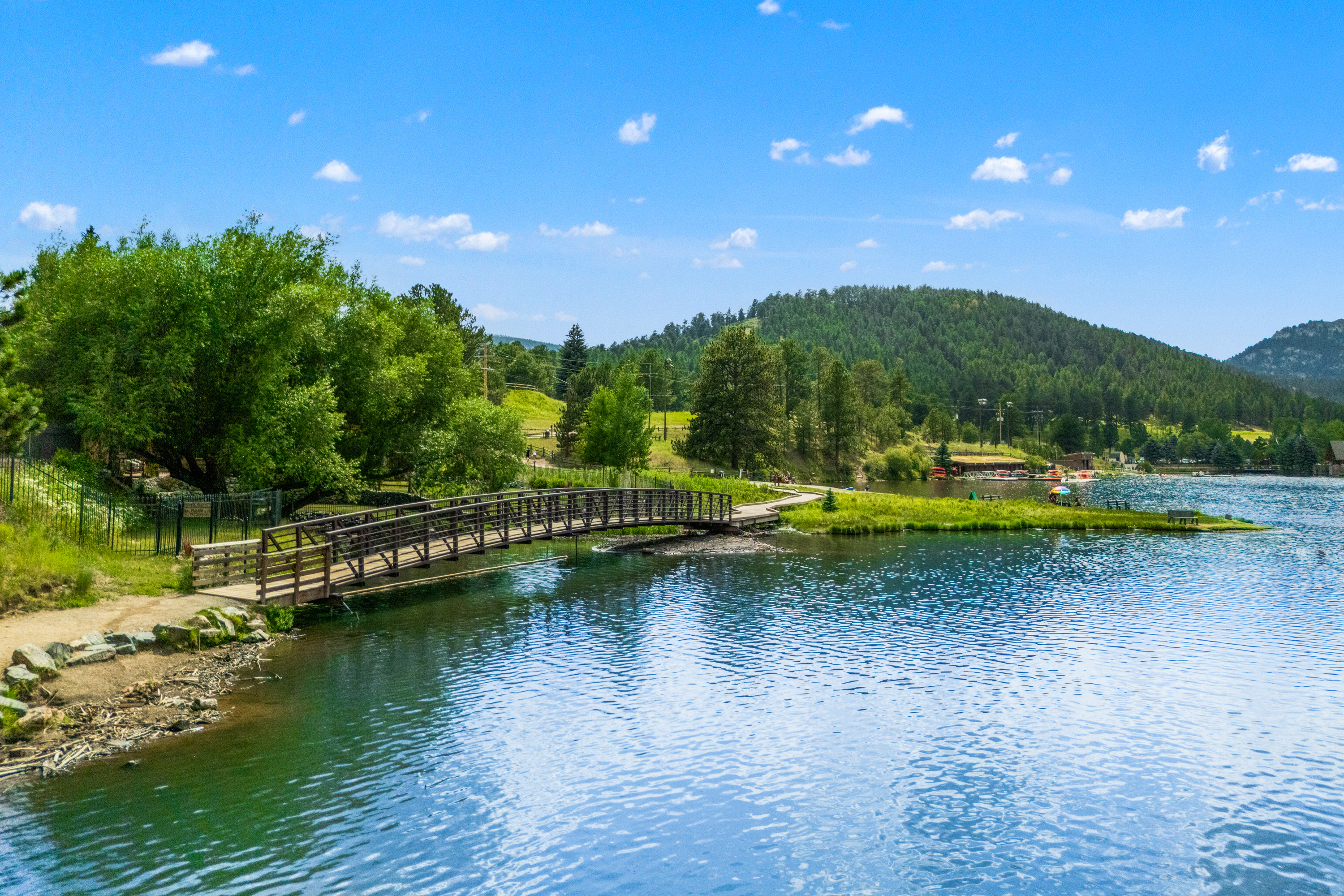 Rare Opportunity to Own 2 Homes Just Steps Away from Coveted Evergreen Lake - 物件實景