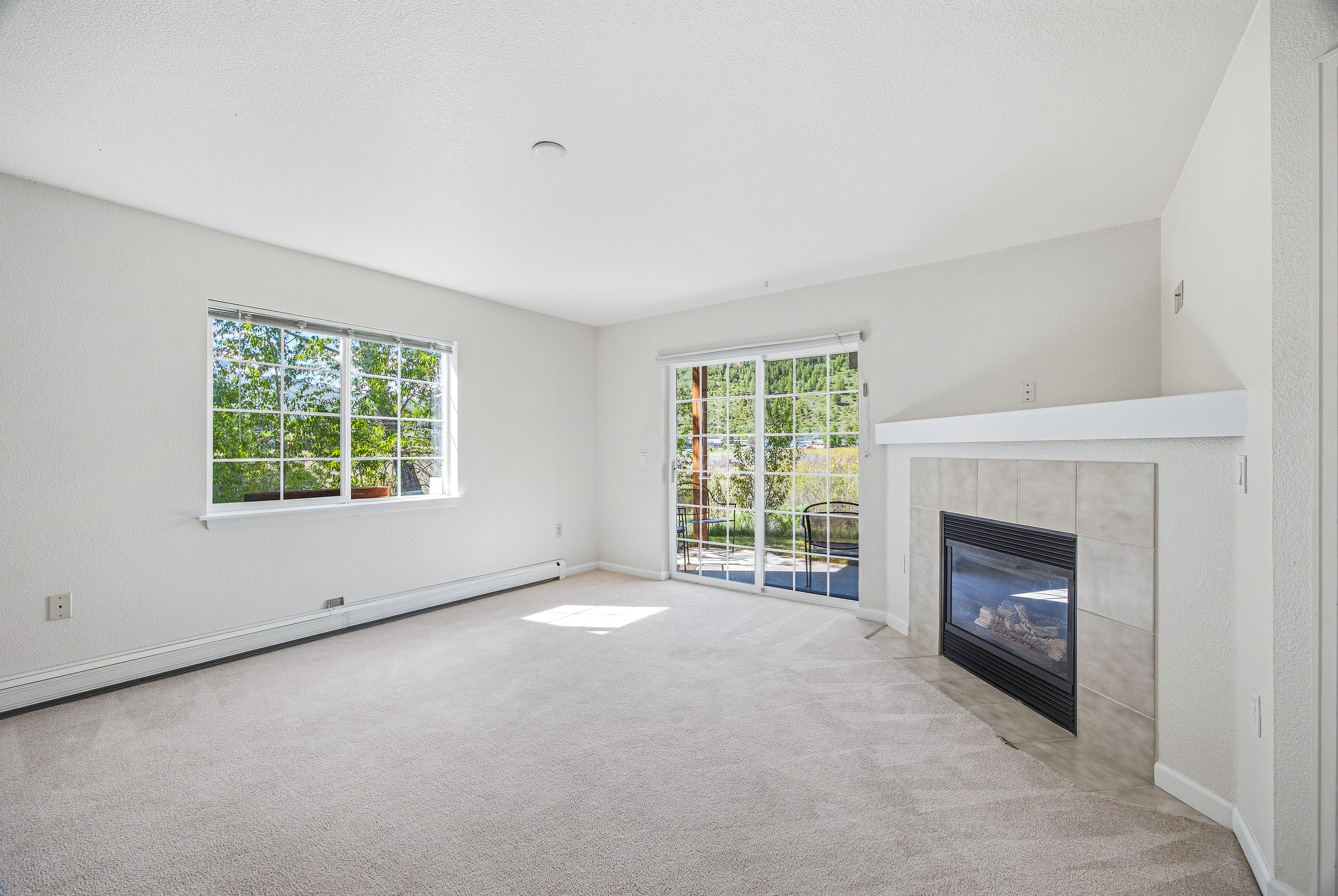  South-Facing End-Unit Residence With Beautiful River and Mountain views - 物件實景