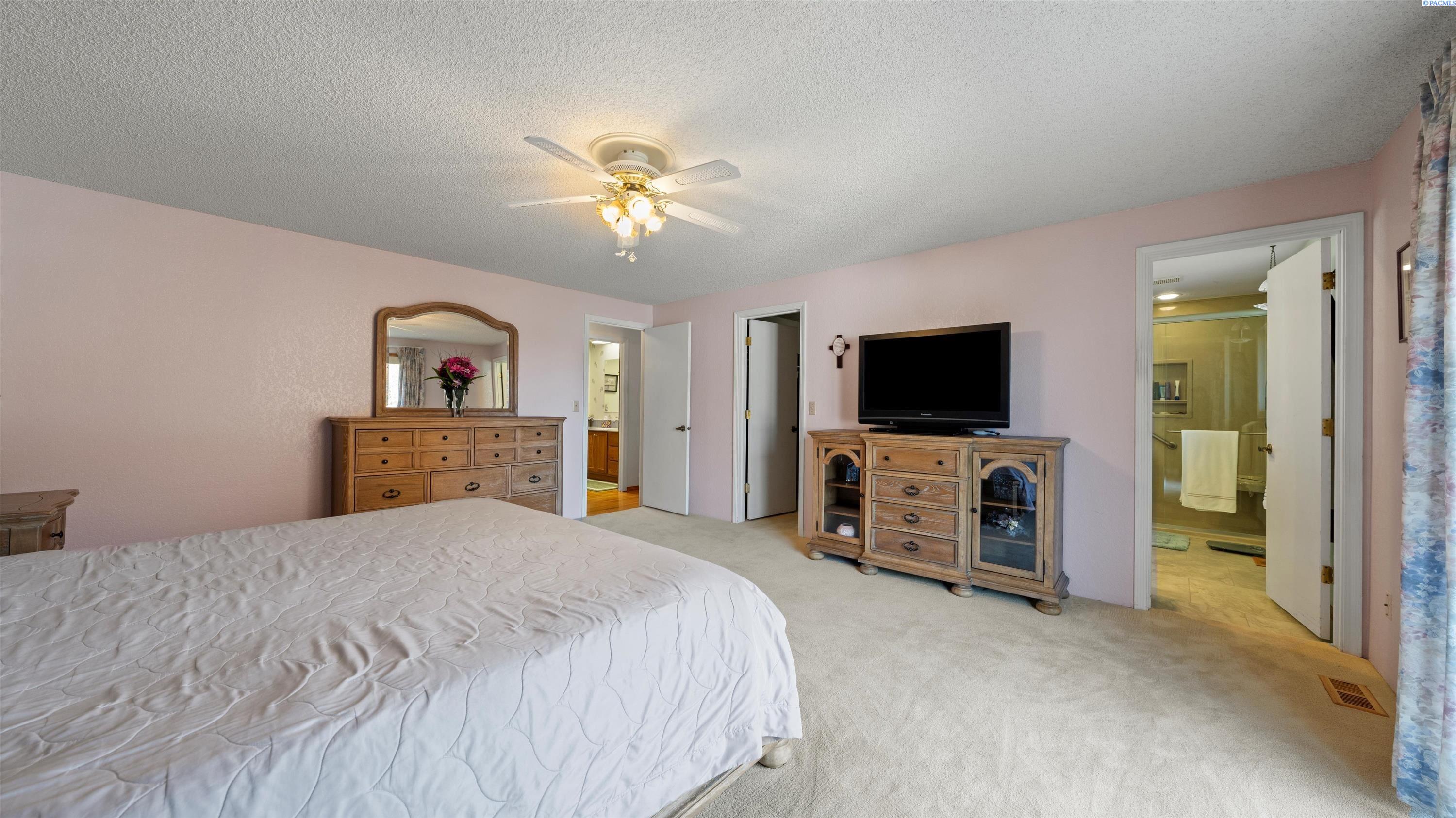 Richland, Washington, 99352, United States, 5 Bedrooms Bedrooms, ,1 BathroomBathrooms,Residential,For Sale,1991452